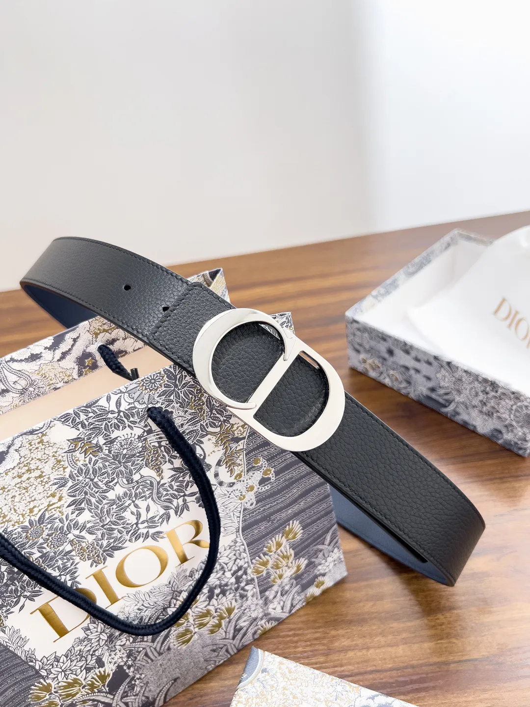 💰480💰Full package💰 💍Dior purchasing goods Width 3.5cm Material: double-grained calfskin, soft Q-elastic, fine workmanship, welcome to compare. Discount: Fully polished discount (the inner ring of the original order is not polished) Size: 100-125cm Packaging: Picture packaging