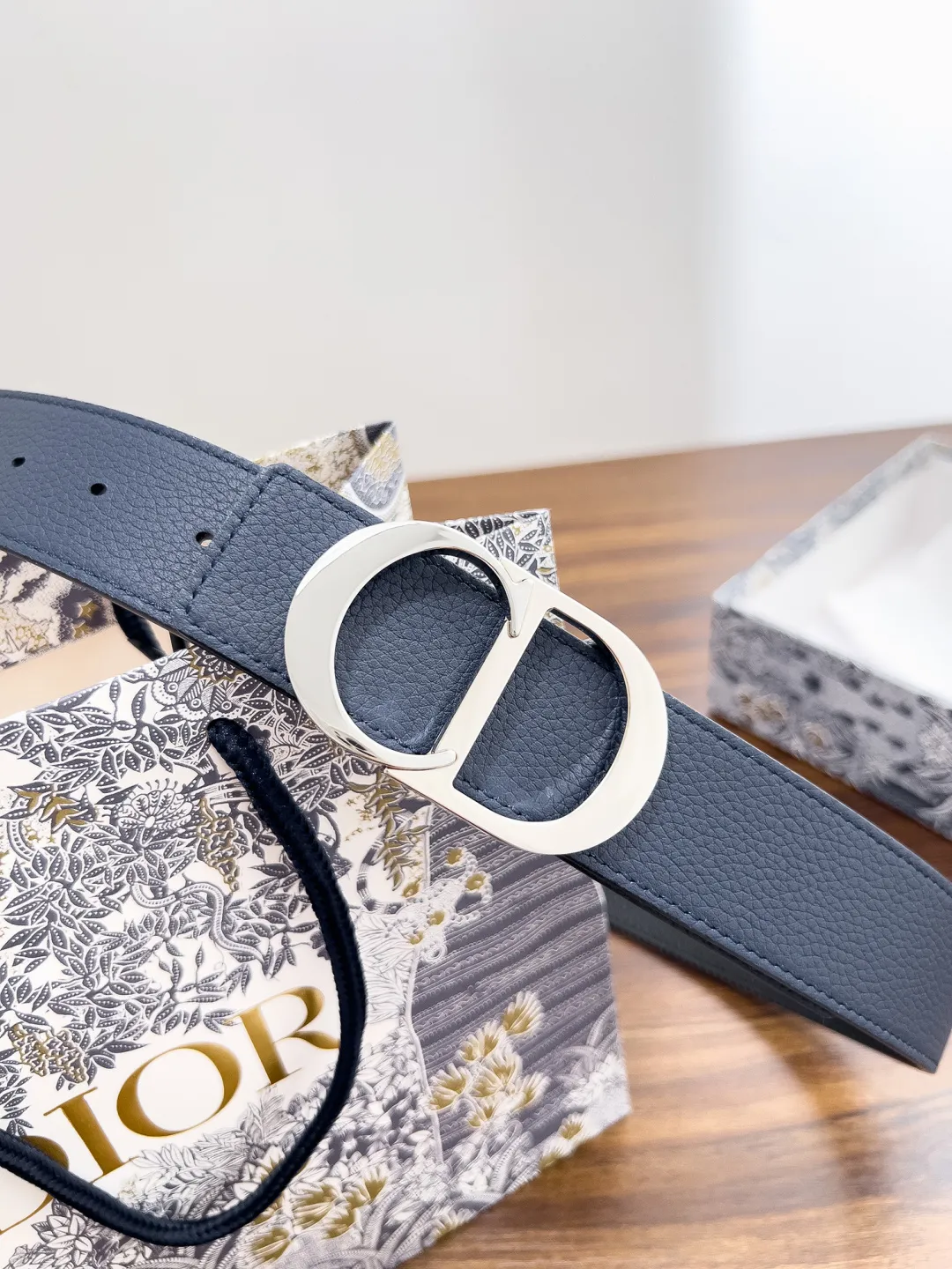 💰480💰Full package💰 💍Dior purchasing goods Width 3.5cm Material: double-grained calfskin, soft Q-elastic, fine workmanship, welcome to compare. Discount: Fully polished discount (the inner ring of the original order is not polished) Size: 100-125cm Packaging: Picture packaging