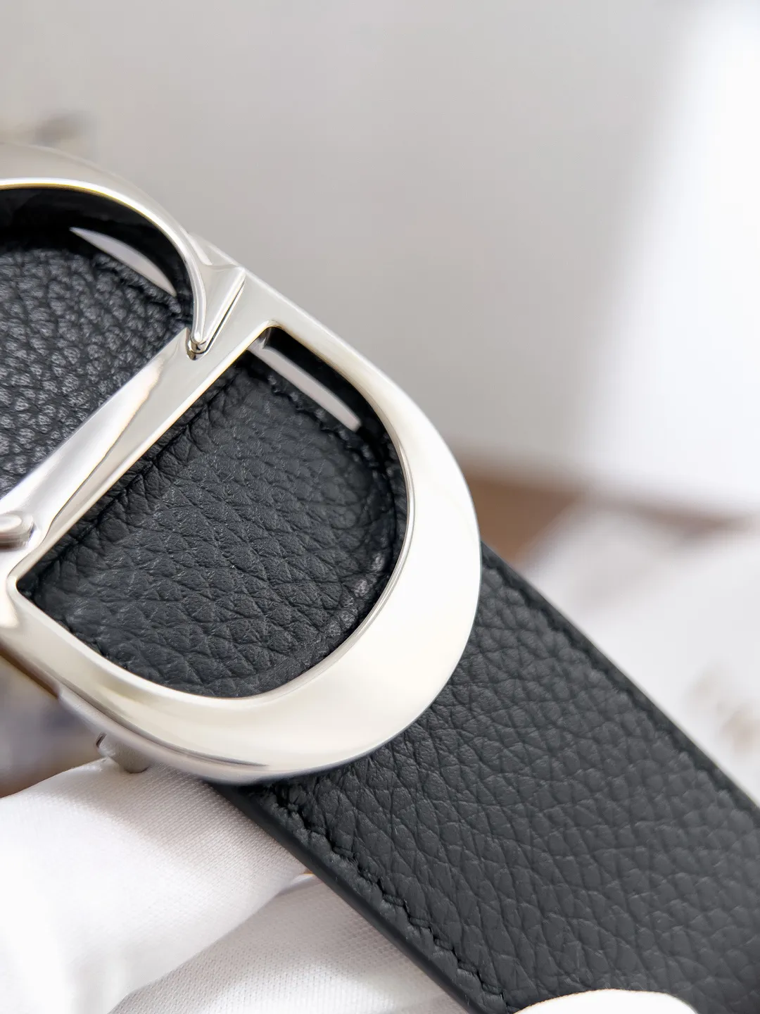 💰480💰Full package💰 💍Dior purchasing goods Width 3.5cm Material: double-grained calfskin, soft Q-elastic, fine workmanship, welcome to compare. Discount: Fully polished discount (the inner ring of the original order is not polished) Size: 100-125cm Packaging: Picture packaging