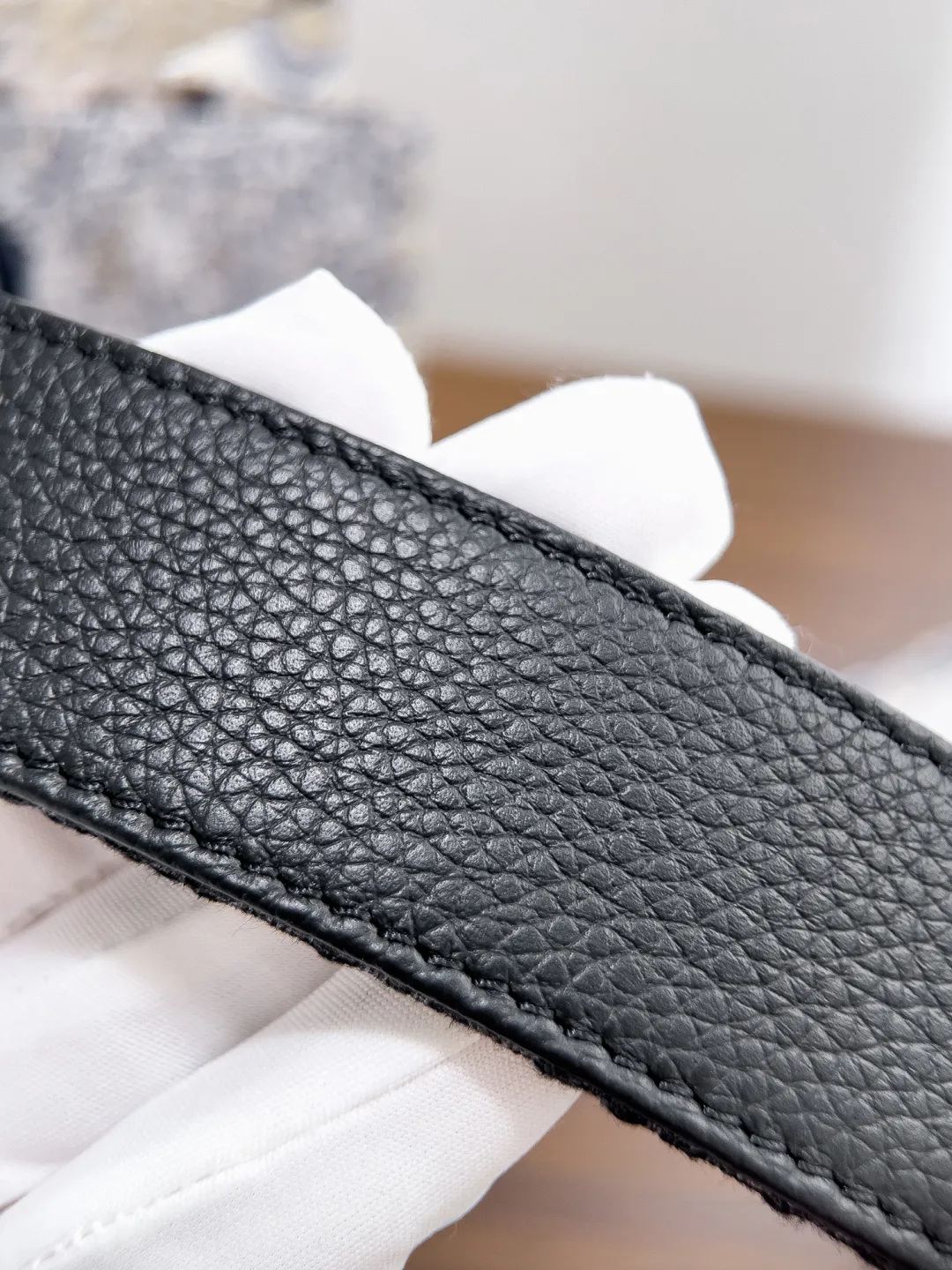 💰480💰Full package💰 💍Dior purchasing goods Width 3.5cm Material: Classic cloth with pebbled cowhide soft Q-elastic, fine workmanship, welcome to compare. Discount: Fully polished discount (the inner ring of the original order is not polished) Size: 100-125cm Packaging: Picture packaging