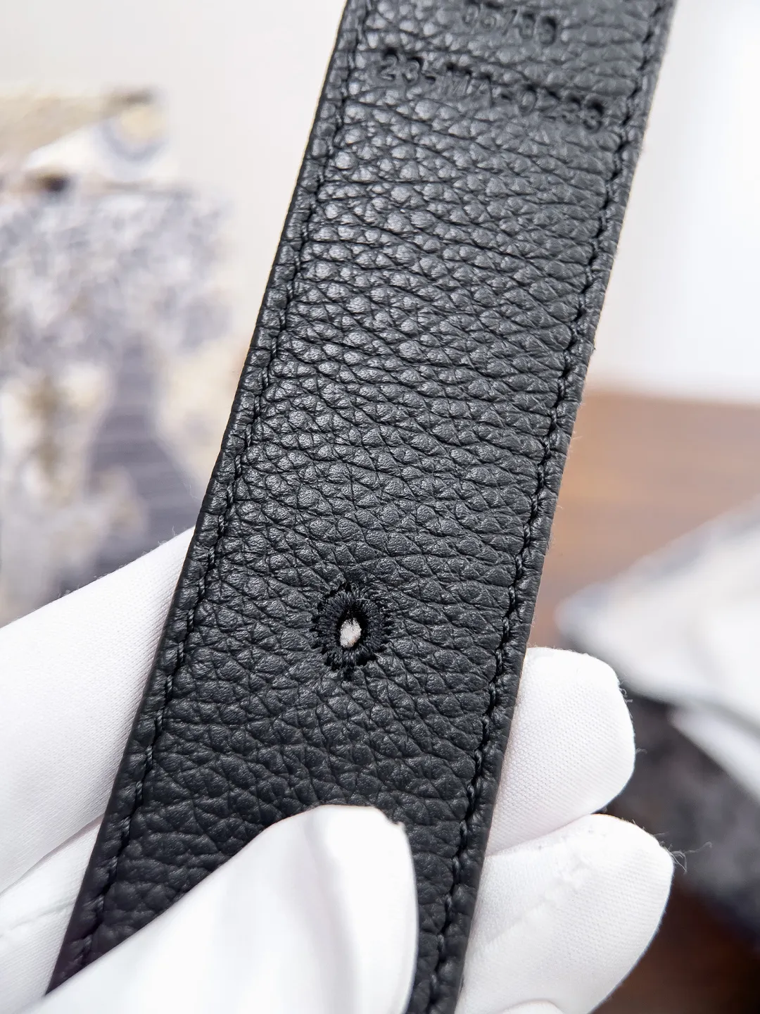 💰480💰Full package💰 💍Dior purchasing goods Width 3.5cm Material: Classic cloth with pebbled cowhide soft Q-elastic, fine workmanship, welcome to compare. Discount: Fully polished discount (the inner ring of the original order is not polished) Size: 100-125cm Packaging: Picture packaging