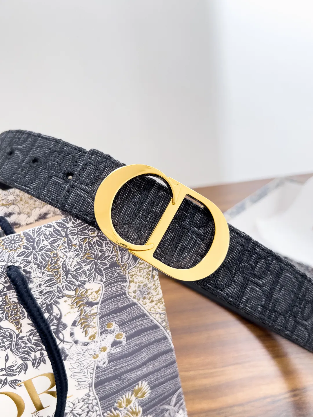💰480💰Full package💰 💍Dior purchasing goods Width 3.5cm Material: Classic cloth with pebbled cowhide soft Q-elastic, fine workmanship, welcome to compare. Discount: Fully polished discount (the inner ring of the original order is not polished) Size: 100-125cm Packaging: Picture packaging