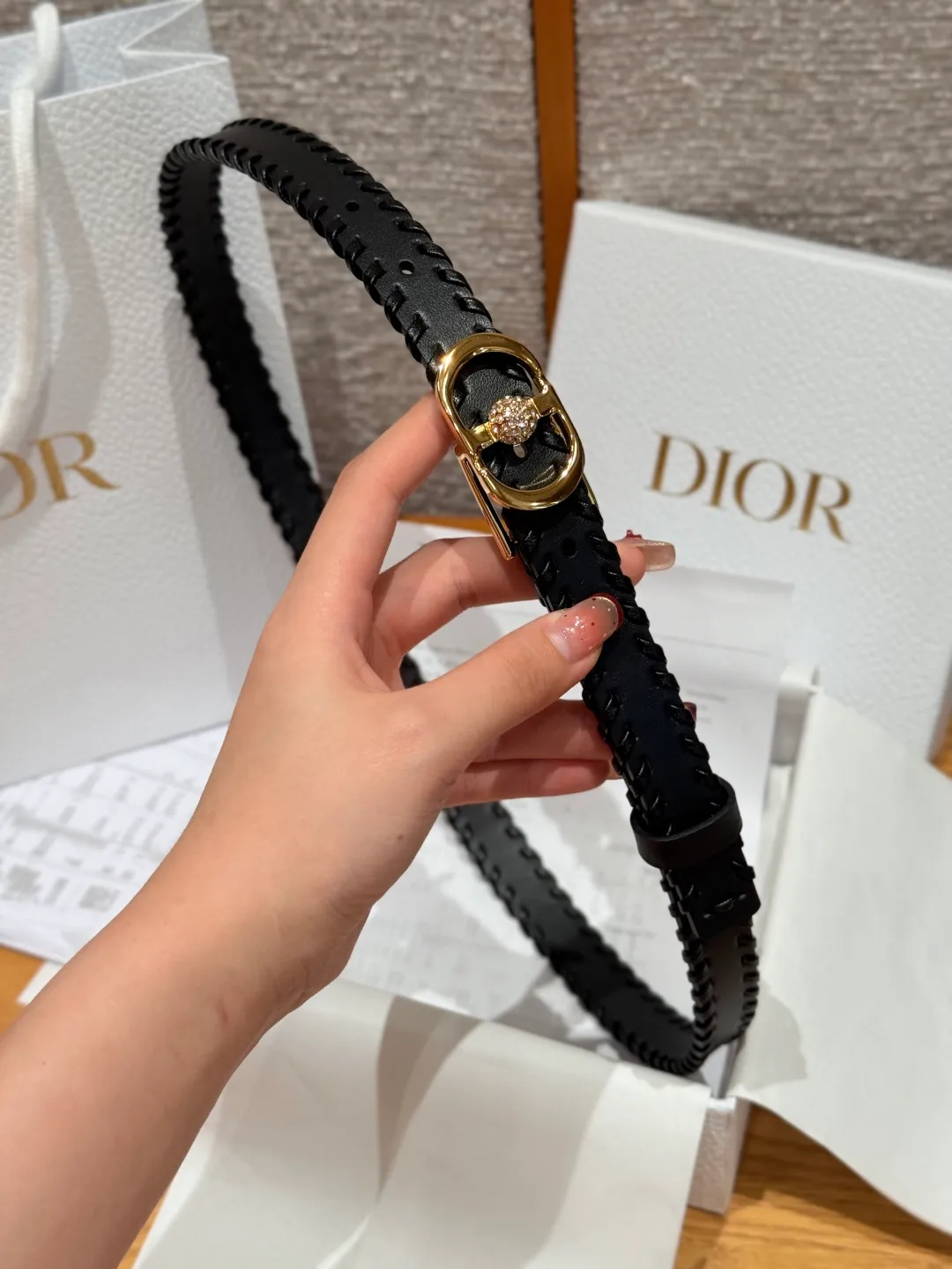 💰480💰Full package💰 💍Purchase level Dior -30 Montaigne Jolie belt This 30 Montaigne Jolie belt draws inspiration from the handbag of the same name👜 and is carefully made of smooth cow leather and other materials. It is decorated with a lustrous gold-finished metal belt buckle and is paired with pavé beads inlaid with silver-toned crystals. It can be paired with a classic suit jacket, dress or jeans, adding an elegant touch. Width 2.0cm