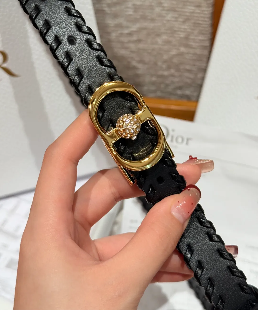 💰480💰Full package💰 💍Purchase level Dior -30 Montaigne Jolie belt This 30 Montaigne Jolie belt draws inspiration from the handbag of the same name👜 and is carefully made of smooth cow leather and other materials. It is decorated with a lustrous gold-finished metal belt buckle and is paired with pavé beads inlaid with silver-toned crystals. It can be paired with a classic suit jacket, dress or jeans, adding an elegant touch. Width 2.0cm