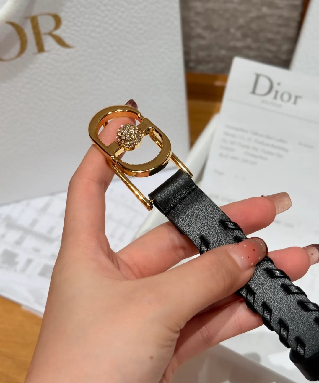 💰480💰Full package💰 💍Purchase level Dior -30 Montaigne Jolie belt This 30 Montaigne Jolie belt draws inspiration from the handbag of the same name👜 and is carefully made of smooth cow leather and other materials. It is decorated with a lustrous gold-finished metal belt buckle and is paired with pavé beads inlaid with silver-toned crystals. It can be paired with a classic suit jacket, dress or jeans, adding an elegant touch. Width 2.0cm