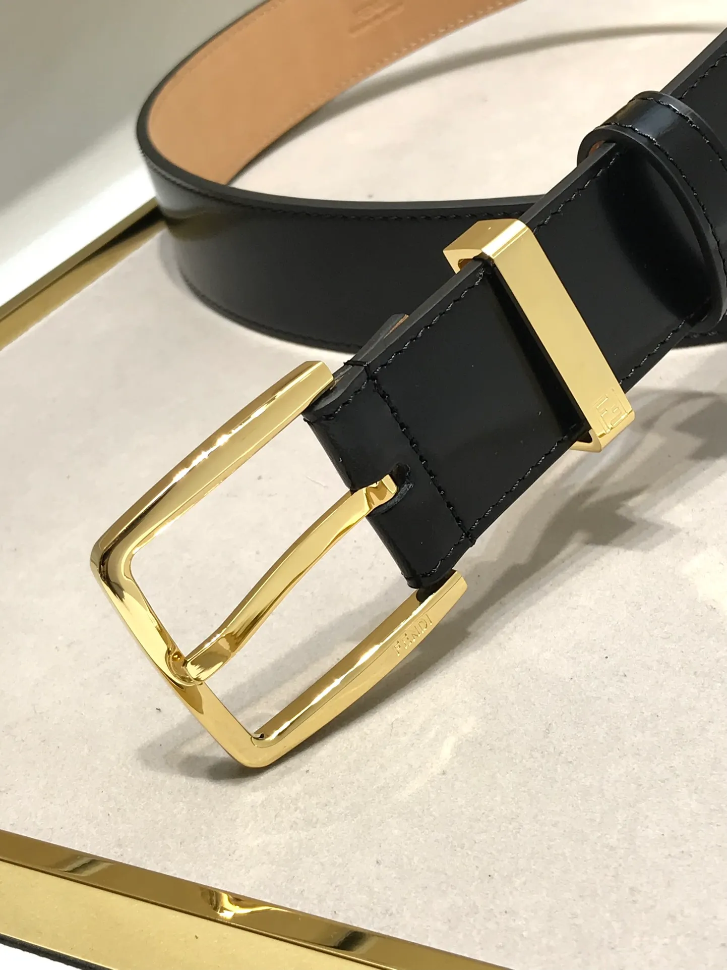 💰502💰Full set of packaging💰 💍Purchase level Fendi ⚡️🌹 35MM wide F logo shaped belt, supports NFC pin buckle steel ring buckle, imported bright calfskin with tree paste, gold-plated surface metal products, original detailed wiring, quality assurance, details, non-market currency!