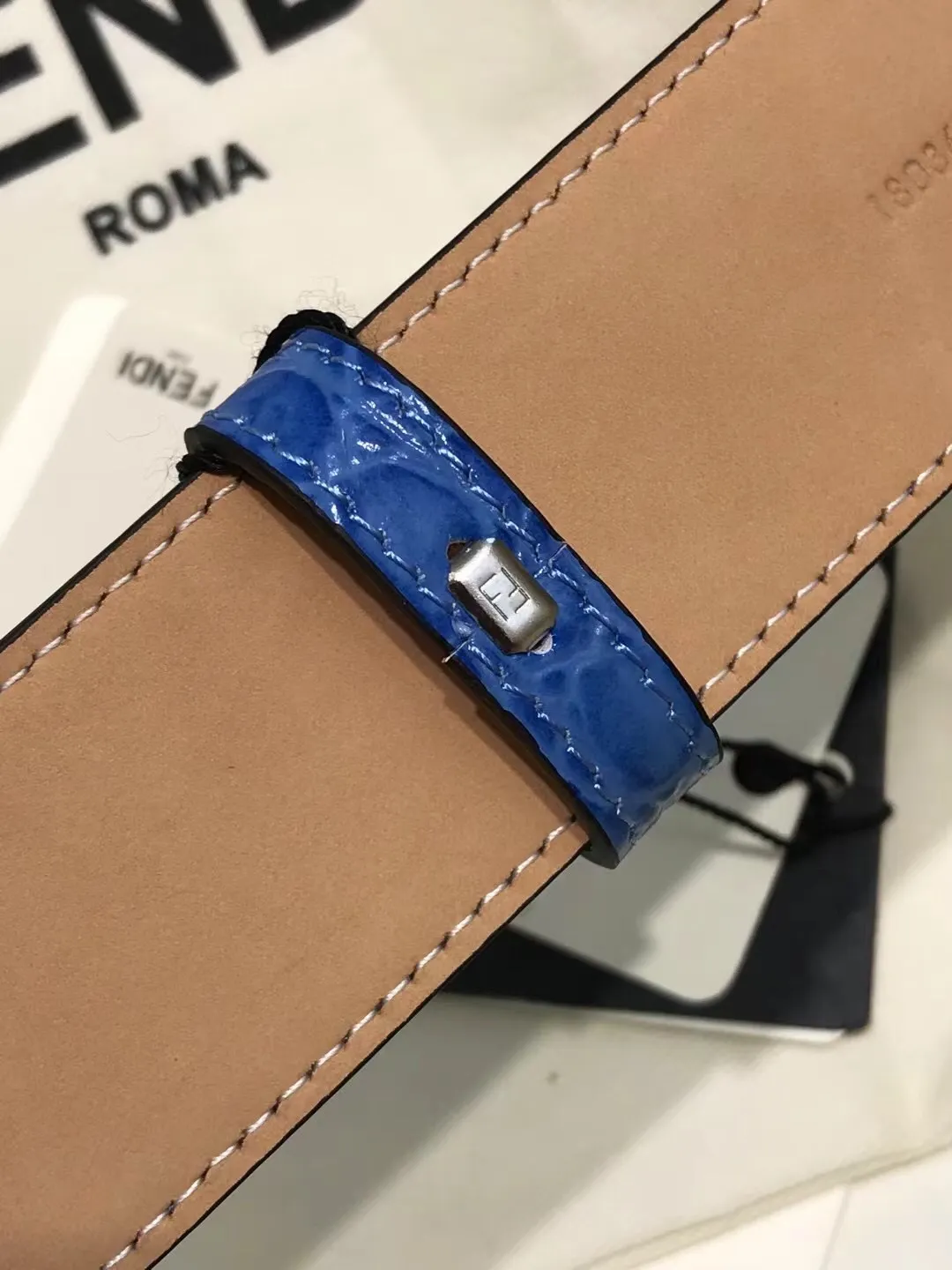 💰520💰Full set of packaging💰 💍Purchase level new model Fendi⚡️🌹Wide 39MM Support NFC chip scanning, logo-shaped wide belt⚡️🌹Original rivet buckle, imported original stone pattern and made of tree paste cowhide⚡️🌹Gold-plated surface metal products, quality assurance, non-market currency!