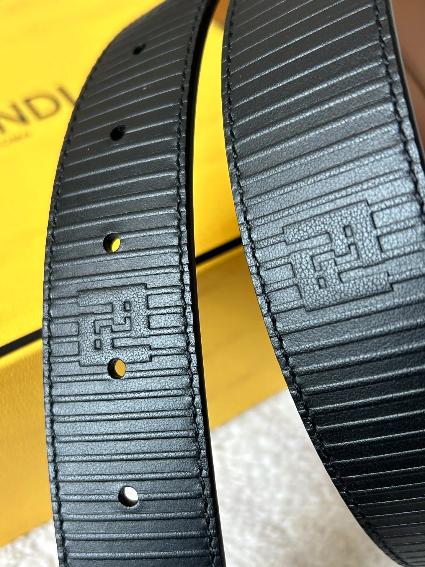 💰460💰Full package💰 💍Purchasing-grade FENDI (Fendi) men's casual belt, 3.4cm wide, made of black grained cowhide, decorated with FF pattern and embossed natural rubber stripes, gold finish metal.