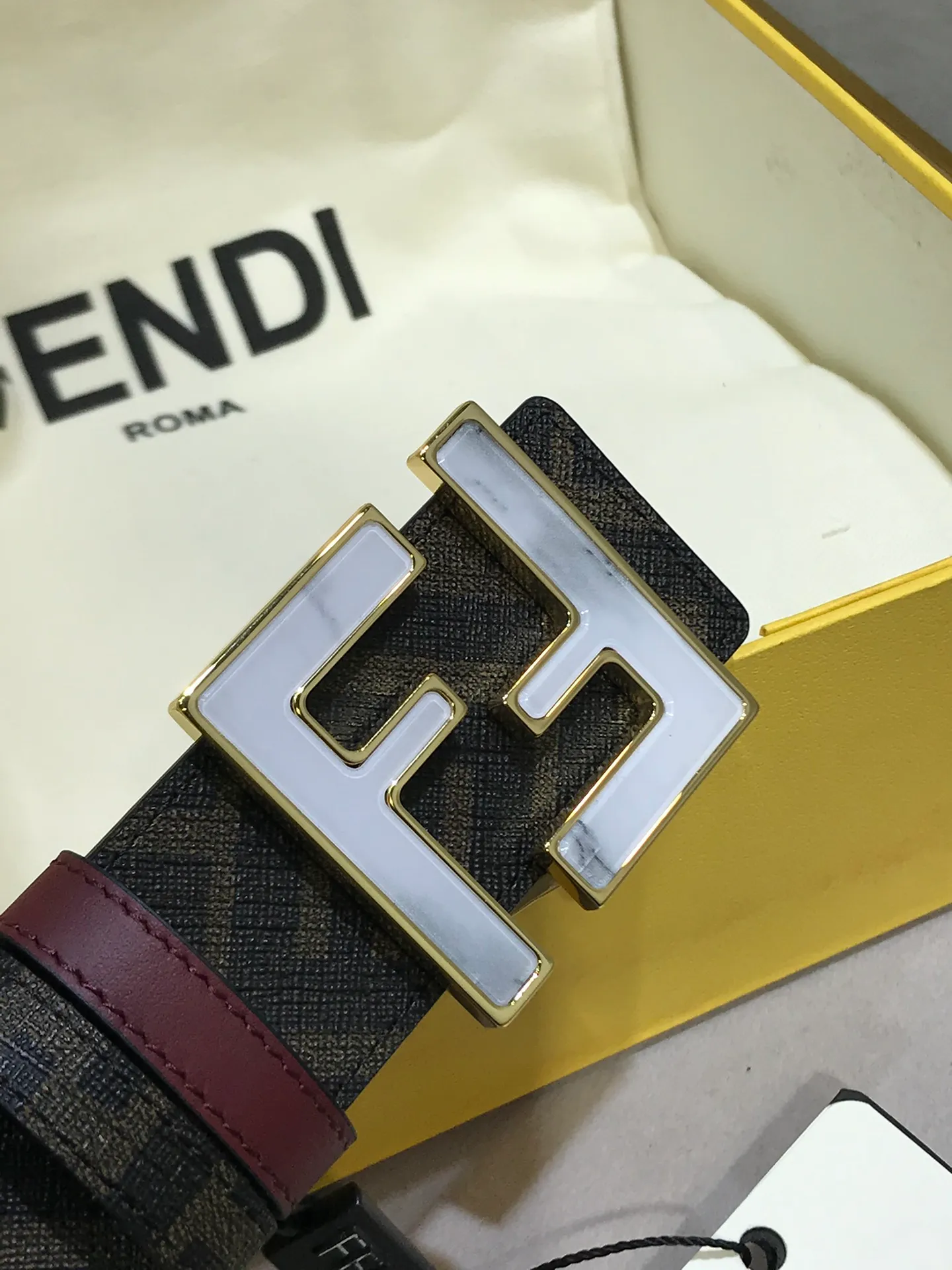 💰480💰Full set of packaging💰 💍Purchase grade Fendi Width 38 MM Supports NFC chip scanning, logo-shaped belt, original glossy secondary color acrylic F rivet buckle, imported original calfskin embossing, gold-plated surface metal products, quality assurance, non-market currency!