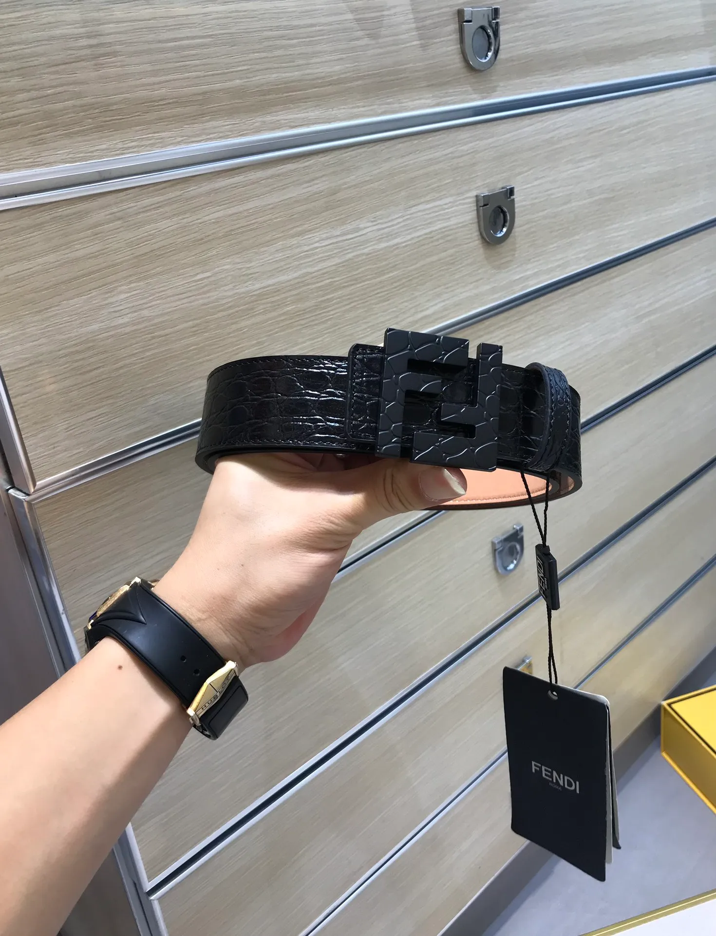 💰520💰Full set of packaging💰 💍Purchase level new model Fendi⚡️🌹Wide 39MM Support NFC chip scanning, logo-shaped wide belt⚡️🌹Original rivet buckle, imported original stone pattern and made of tree paste cowhide⚡️🌹Gold-plated surface metal products, quality assurance, non-market currency!
