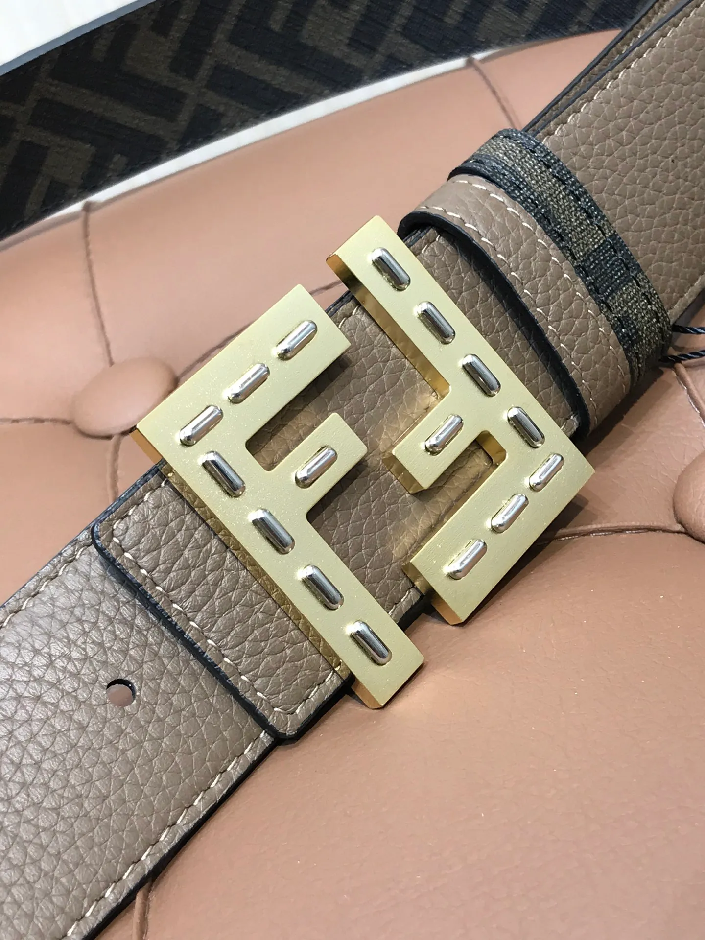 💰502💰Full set of packaging💰 💍Purchasing agent grade Fendi⚡️🌹Width 38 MM, supports NFC chip scanning, logo-shaped belt, original bright intermediate color F rivet buckle, imported original pebbled cowhide, gold-plated surface metal products, quality assurance, non-market currency!