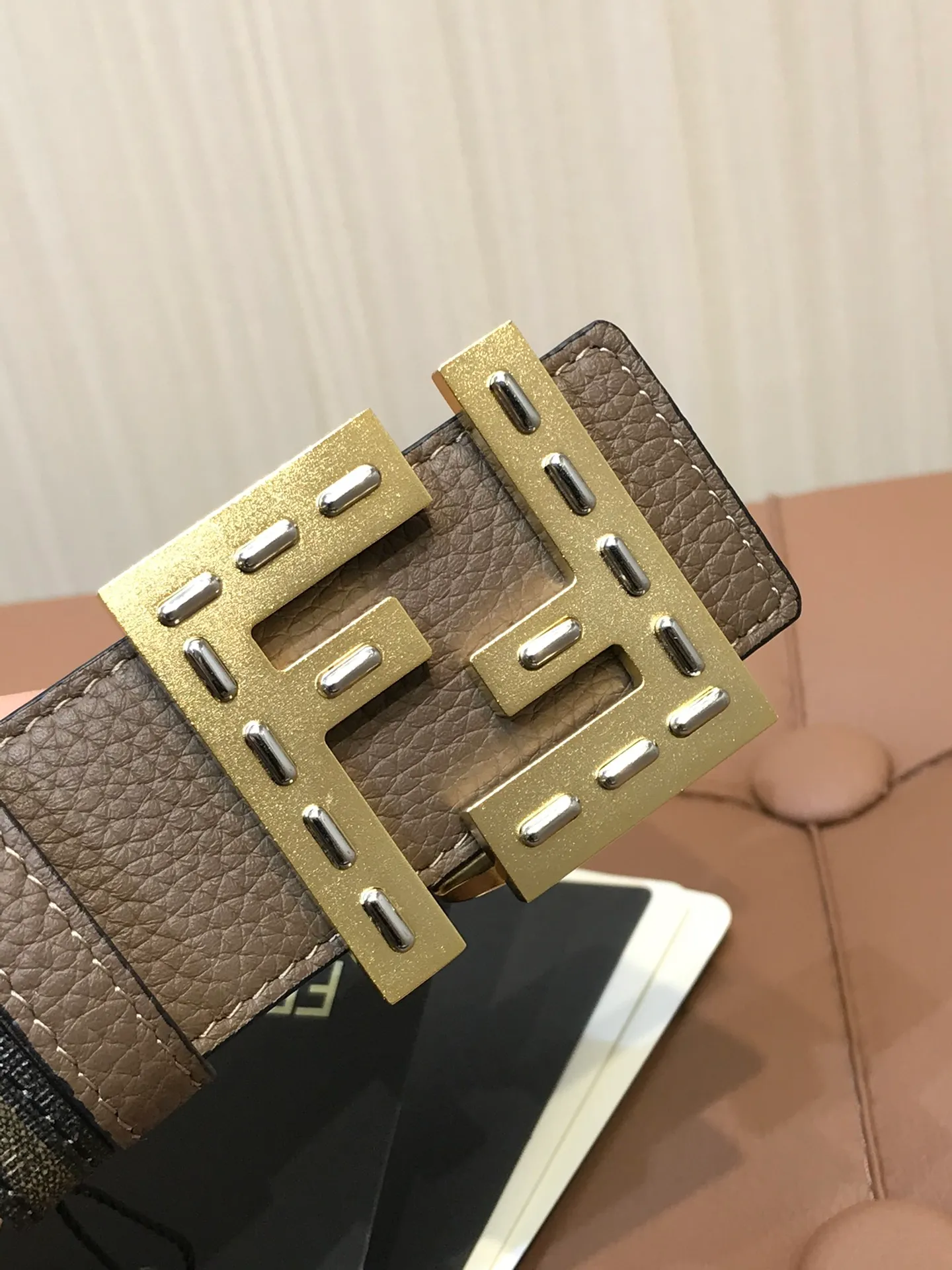 💰502💰Full set of packaging💰 💍Purchasing agent grade Fendi⚡️🌹Width 38 MM, supports NFC chip scanning, logo-shaped belt, original bright intermediate color F rivet buckle, imported original pebbled cowhide, gold-plated surface metal products, quality assurance, non-market currency!
