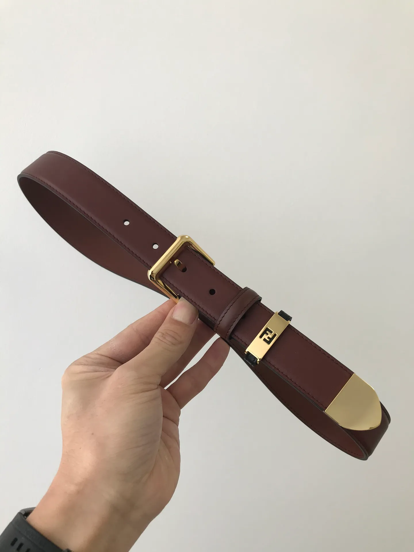 💰520💰Full set of packaging💰 💍Purchasing-grade Fendi 30MM wide logo-shaped pin buckle, double-sided original imported black calfskin, supports NFC chip, gold-plated surface metal products, quality assurance, non-market currency!