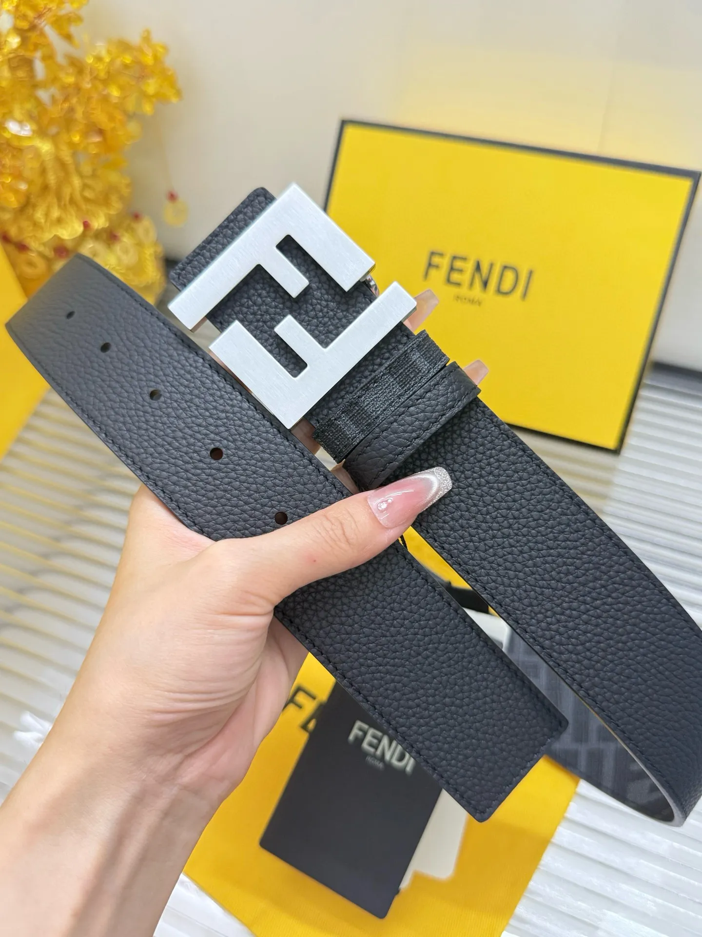 ✅Width: 𝟰.𝟬𝗰𝗺 ❑ Fendi FENDI « Comes with a full set 🛍Original packaging at the counter » Can be used on both sides Classic pattern/lychee pattern Original imported calfskin + high-quality pure copper hardware buckle ❑ Purchasing genuine goods · Fine and perfect wiring, exquisite and neat details ❗️Original high quality P480