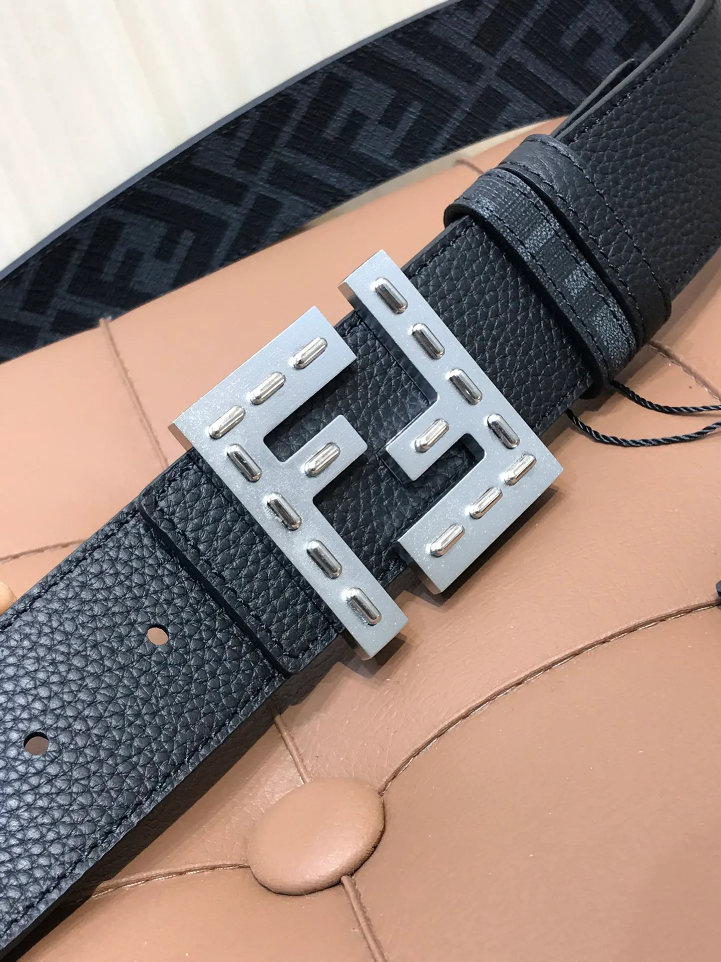 💰502💰Full set of packaging💰 💍Purchasing agent grade Fendi⚡️🌹Width 38 MM, supports NFC chip scanning, logo-shaped belt, original bright intermediate color F rivet buckle, imported original pebbled cowhide, gold-plated surface metal products, quality assurance, non-market currency!