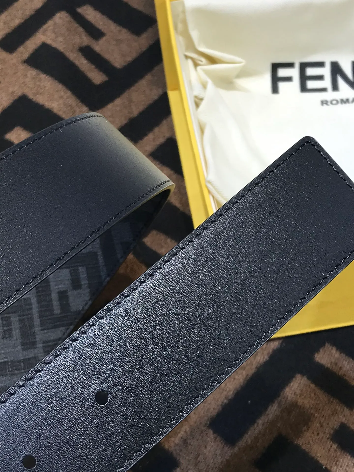 💰520💰Full set of packaging💰 💍Purchase grade Fendi 38 MM wide, supports NFC chip scanning, logo-shaped belt, original F brushed gun color rivet buckle, imported original calf pattern with presbyopia, soft touch, gold-plated surface metal products, quality assurance, details are not market currency!