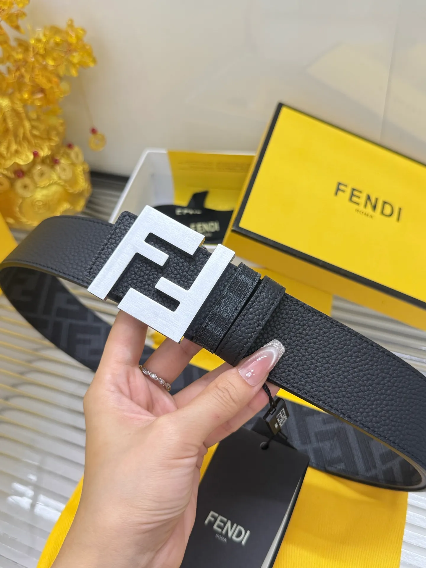 ✅Width: 𝟰.𝟬𝗰𝗺 ❑ 𝐖𝐨𝐦𝐞𝐧'𝐬 𝐛𝐞𝐥𝐭 Fendi FENDI can be used on both sides, classic pattern/lychee pattern, original imported calfskin + fine pure copper hardware buckle P480