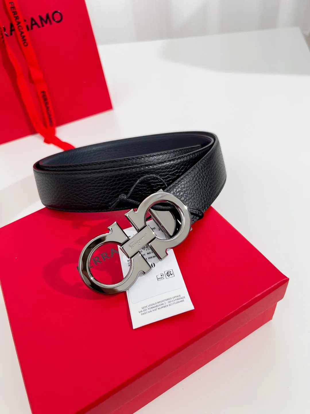 💰440💰Full package💰 💍Purchase-grade Ferragamo⚡️🌹Width 3.5cm, imported first-layer calfskin, double-sided cowhide material⚡️🌹The leather is soft and Q-elastic. Dürkopp's diagonal stitching is exquisite and durable. Good quality goods. Button head: pure copper button (gold, gun color, silver)