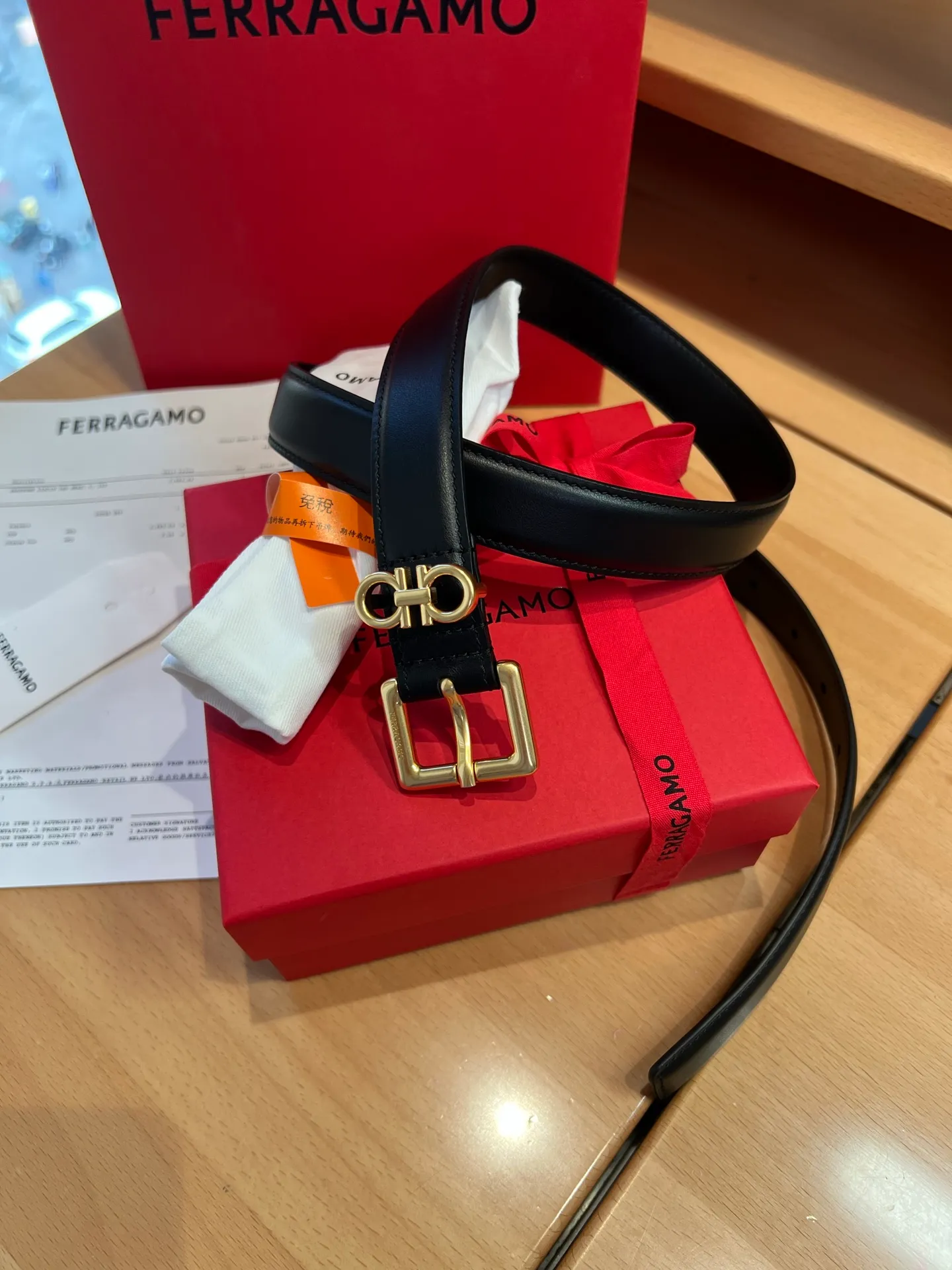 💰520💰Full package💰 💍Purchase level Dreams on the wrist, a new interpretation of female charm - Ferragamo 2.5cm women's pin buckle belt On the fashion stage, women's charm always blooms in the details. Ferragamo's 2.5cm women's pin buckle belt is like a smart work of art, outlining a woman's elegance and personality with delicate brushstrokes, becoming the finishing touch to highlight her fashion attitude.  This belt is made of top-quality materials. The leather is soft and skin-friendly, and the texture is natural and delicate. Every touch is like an intimate dialogue with nature. After special processing, the leather is tough and durable without losing its soft texture. It can not only withstand the test of daily wear, but also gently fit women's waistline, bringing unparalleled comfort experience.  The exquisite width of 2.5cm reflects Ferragamo’s profound insight into women’s fashion aesthetics. It cleverly walks the line between sophistication and grandeur, without being too ostentatious, yet accurately attracting attention. Whether it is paired with a simple and capable workplace suit to highlight a woman's independent confidence and professional temperament; or combined with a romantic and soft dress to emphasize the graceful body curves and interpret a gentle and romantic style, it can be perfectly controlled and inject unique charm into the overall look.  The pin buckle design is the soul of this belt. The metal pin buckle has been carefully polished and shines with a charming luster, with smooth lines and rich texture. The simple yet exquisite shape not only shows the modern and fashionable simple style, but also contains the profound brand heritage of Ferragamo. When buckled, the crisp sound is like a fashionable movement, and every use is a pleasant experience. Moreover, the solid design of the pin buckle ensures the stability of the belt during wearing, so that you don't have to worry about the embarrassment of slipping, and can enjoy the confidence and calmness brought by fashion.  Ferragamo, a fashion brand with a long history, has always been committed to creating fashion items for women that combine quality and design. This 2.5cm women's pin buckle belt is not only a symbol of fashion, but also a reflection of the brand's persistent pursuit of excellent quality and innovative design. It carries the cultural connotation of the brand and has become an important carrier for women to show themselves and express their personality.  When you tie the Ferragamo 2.5cm women's pin buckle belt around your waist, at that moment it is more than just a belt, it is an extension of your personality and style. It witnesses your hard work and achievements in the workplace and accompanies you to enjoy every beautiful moment in life. It allows you to exude unique charm in every gesture, and can become the center of attention whether on the bustling urban streets or in elegant social occasions.  Choosing Ferragamo's 2.5cm women's pin buckle belt means choosing an exquisite attitude towards life and the ultimate pursuit of fashion. It will add brilliant colors to your fashion journey with its unique charm and become an eternal classic in your wardrobe.