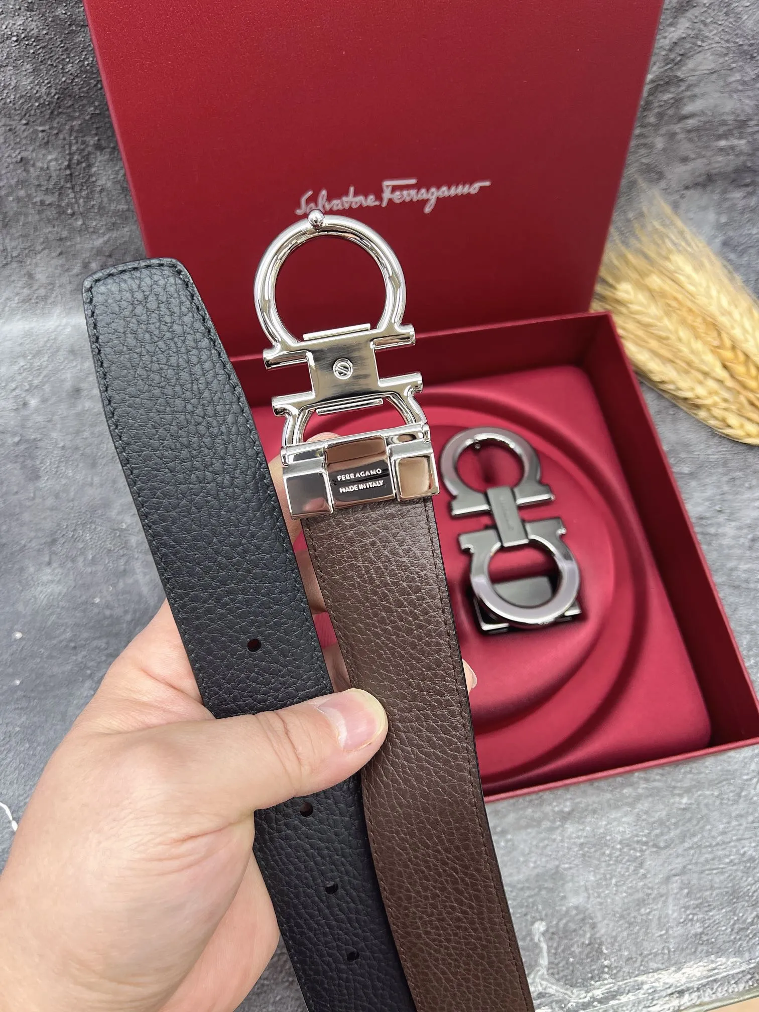 💰560💰Full set of packaging💰 💍Purchasing grade FERRAGAMO⚡️🌹Double-buckle series The same style as the official website for early autumn🎉 Width: 3.5CM Purchasing quality Double buckles can be used with each other Double-sided imported calfskin belt Supports chip scanning The length can be cut by yourself, giving you a counter-like experience 360-degree high-quality metal buckle with no dead ends, worn around the waist to perfectly reflect the quality of life⚡️🌹Gifts and personal use👍