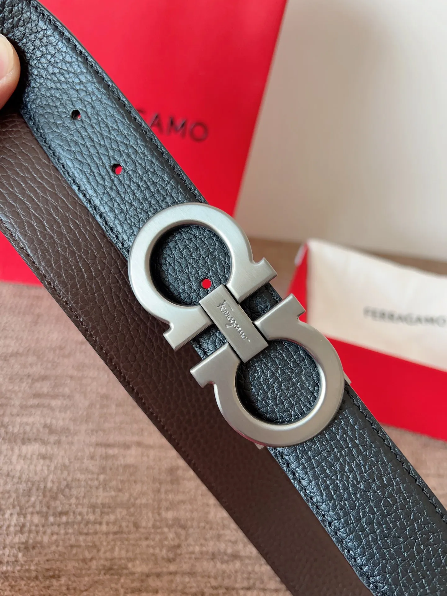 A Ferragamo belt that will never go out of style after several years of use, with original leather, high-quality buckles and brand new packaging. 💰760