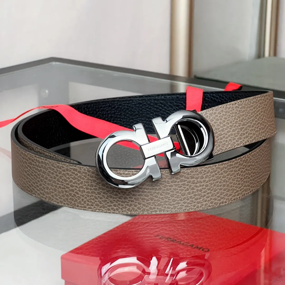 💰440💰Full package💰 💍Purchasing-grade Ferragamo double-sided adjustable Gancini belt This belt is one of Ferragamo's classic accessories, noble and elegant, and timeless. This double-sided leather belt is made of natural grain leather on one side and embossed leather with a special three-dimensional Gancini pattern on the other. The gunmetal Gancini double buckle adds a touch of personality, and the length is adjustable to easily achieve a tailor-made fit.