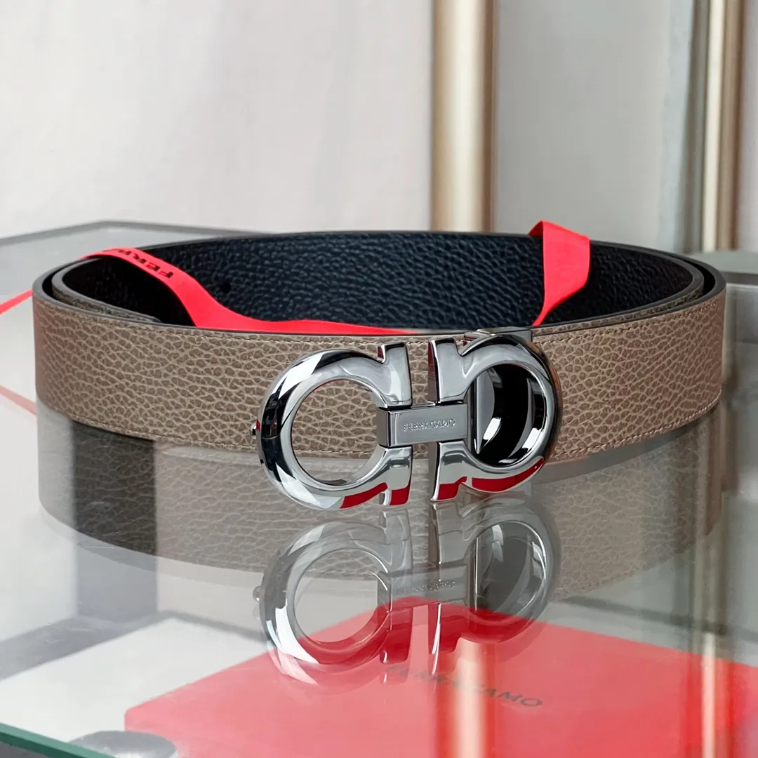 💰440💰Full package💰 💍Purchasing-grade Ferragamo double-sided adjustable Gancini belt This belt is one of Ferragamo's classic accessories, noble and elegant, and timeless. This double-sided leather belt is made of natural grain leather on one side and embossed leather with a special three-dimensional Gancini pattern on the other. The gunmetal Gancini double buckle adds a touch of personality, and the length is adjustable to easily achieve a tailor-made fit.