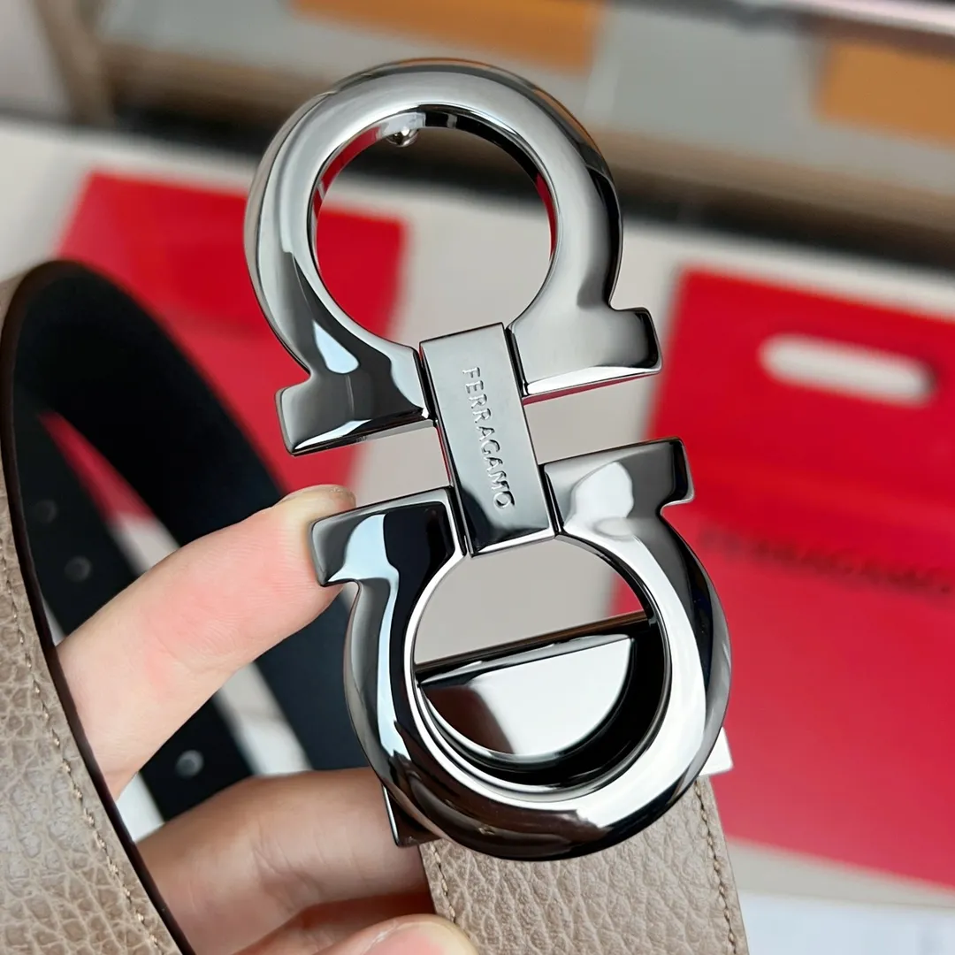 💰440💰Full package💰 💍Purchasing-grade Ferragamo double-sided adjustable Gancini belt This belt is one of Ferragamo's classic accessories, noble and elegant, and timeless. This double-sided leather belt is made of natural grain leather on one side and embossed leather with a special three-dimensional Gancini pattern on the other. The gunmetal Gancini double buckle adds a touch of personality, and the length is adjustable to easily achieve a tailor-made fit.