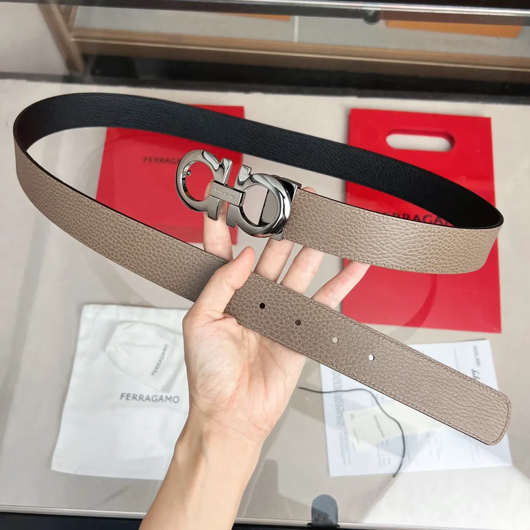 💰440💰Full package💰 💍Purchasing-grade Ferragamo double-sided adjustable Gancini belt This belt is one of Ferragamo's classic accessories, noble and elegant, and timeless. This double-sided leather belt is made of natural grain leather on one side and embossed leather with a special three-dimensional Gancini pattern on the other. The gunmetal Gancini double buckle adds a touch of personality, and the length is adjustable to easily achieve a tailor-made fit.