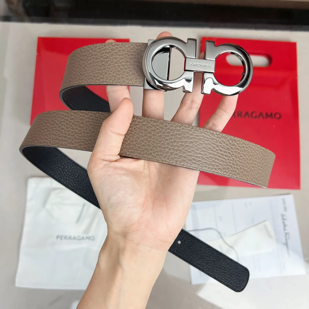 💰440💰Full package💰 💍Purchasing-grade Ferragamo double-sided adjustable Gancini belt This belt is one of Ferragamo's classic accessories, noble and elegant, and timeless. This double-sided leather belt is made of natural grain leather on one side and embossed leather with a special three-dimensional Gancini pattern on the other. The gunmetal Gancini double buckle adds a touch of personality, and the length is adjustable to easily achieve a tailor-made fit.