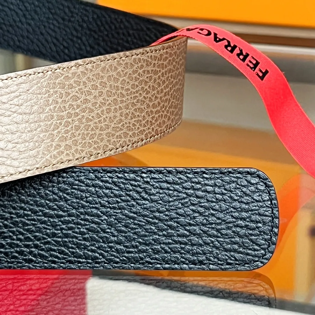 💰440💰Full package💰 💍Purchasing-grade Ferragamo double-sided adjustable Gancini belt This belt is one of Ferragamo's classic accessories, noble and elegant, and timeless. This double-sided leather belt is made of natural grain leather on one side and embossed leather with a special three-dimensional Gancini pattern on the other. The gunmetal Gancini double buckle adds a touch of personality, and the length is adjustable to easily achieve a tailor-made fit.
