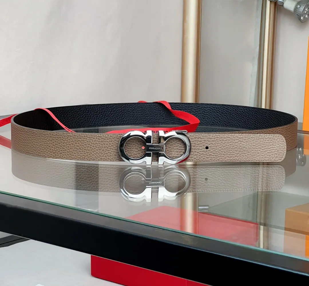 💰440💰Full package💰 💍Purchasing-grade Ferragamo double-sided adjustable Gancini belt This belt is one of Ferragamo's classic accessories, noble and elegant, and timeless. This double-sided leather belt is made of natural grain leather on one side and embossed leather with a special three-dimensional Gancini pattern on the other. The gunmetal Gancini double buckle adds a touch of personality, and the length is adjustable to easily achieve a tailor-made fit.