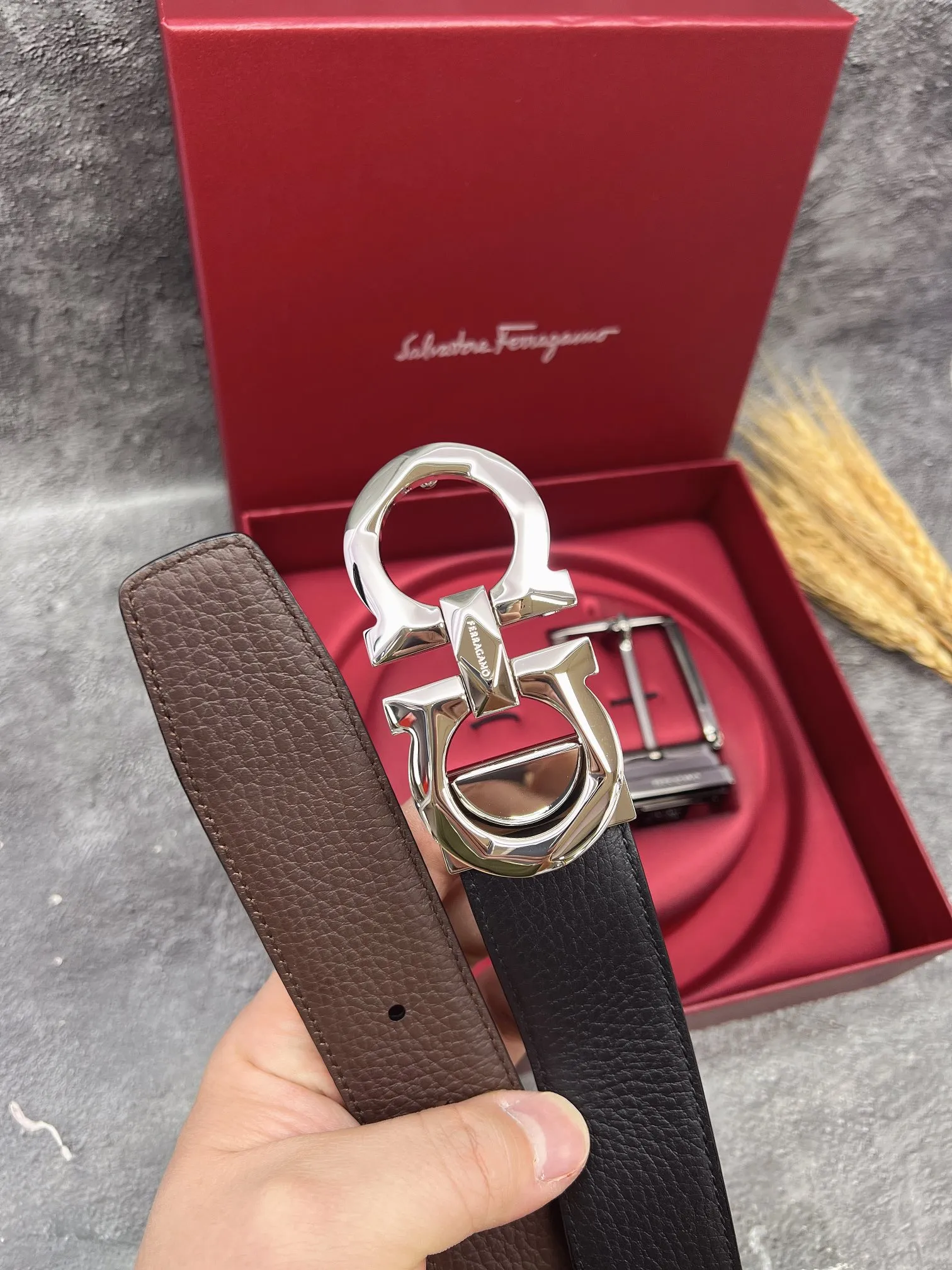 💰560💰Full set of packaging💰 💍Purchasing grade FERRAGAMO⚡️🌹Double-buckle series The same style as the official website for early autumn🎉 Width: 3.5CM Purchasing quality Double buckles can be used with each other Double-sided imported calfskin belt Supports chip scanning The length can be cut by yourself, giving you a counter-like experience 360-degree high-quality metal buckle with no dead ends, worn around the waist to perfectly reflect the quality of life⚡️🌹Gifts and personal use👍