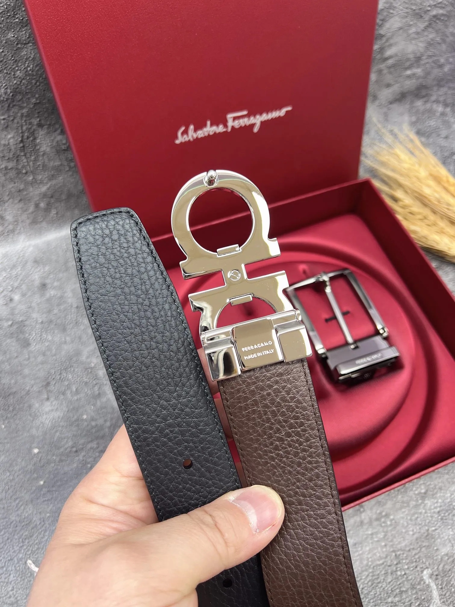 💰560💰Full set of packaging💰 💍Purchasing grade FERRAGAMO⚡️🌹Double-buckle series The same style as the official website for early autumn🎉 Width: 3.5CM Purchasing quality Double buckles can be used with each other Double-sided imported calfskin belt Supports chip scanning The length can be cut by yourself, giving you a counter-like experience 360-degree high-quality metal buckle with no dead ends, worn around the waist to perfectly reflect the quality of life⚡️🌹Gifts and personal use👍