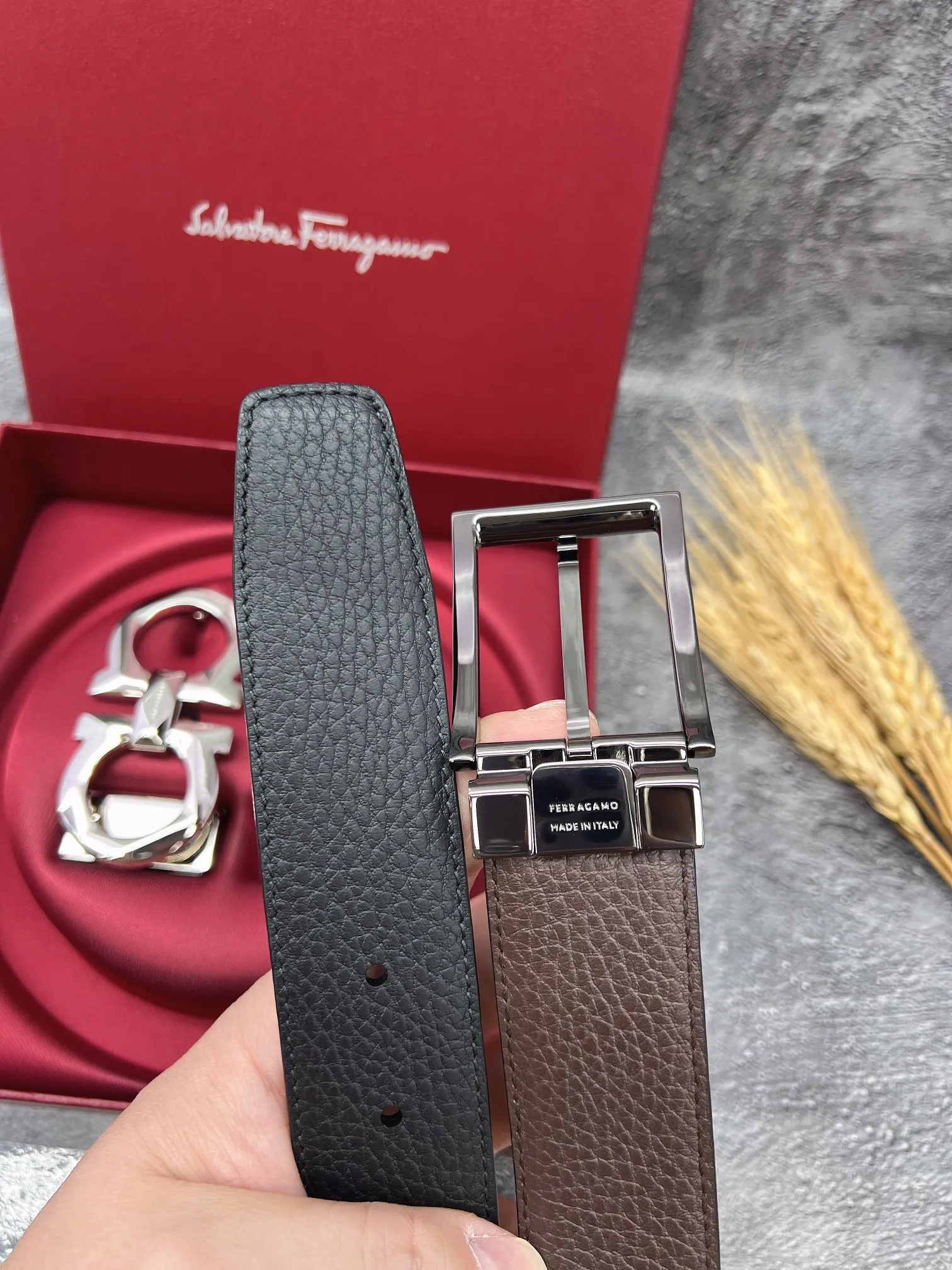 💰560💰Full set of packaging💰 💍Purchasing grade FERRAGAMO⚡️🌹Double-buckle series The same style as the official website for early autumn🎉 Width: 3.5CM Purchasing quality Double buckles can be used with each other Double-sided imported calfskin belt Supports chip scanning The length can be cut by yourself, giving you a counter-like experience 360-degree high-quality metal buckle with no dead ends, worn around the waist to perfectly reflect the quality of life⚡️🌹Gifts and personal use👍
