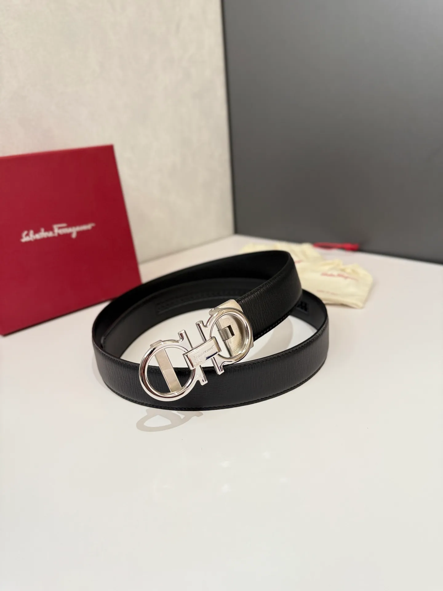💰460💰Full package💰 💍Purchase level Salvatore Ferragamo is an Italian luxury brand known for its high-quality leather goods, shoes and accessories. Ferragamo's belts are one of its classic products, usually made of high-quality leather, with simple yet elegant designs, suitable for both business and leisure occasions. Automatic smooth buckle belt, stainless steel hardware, matching original leather belt body, adjustable length 🔝🔝🔝❤️❤️❤️