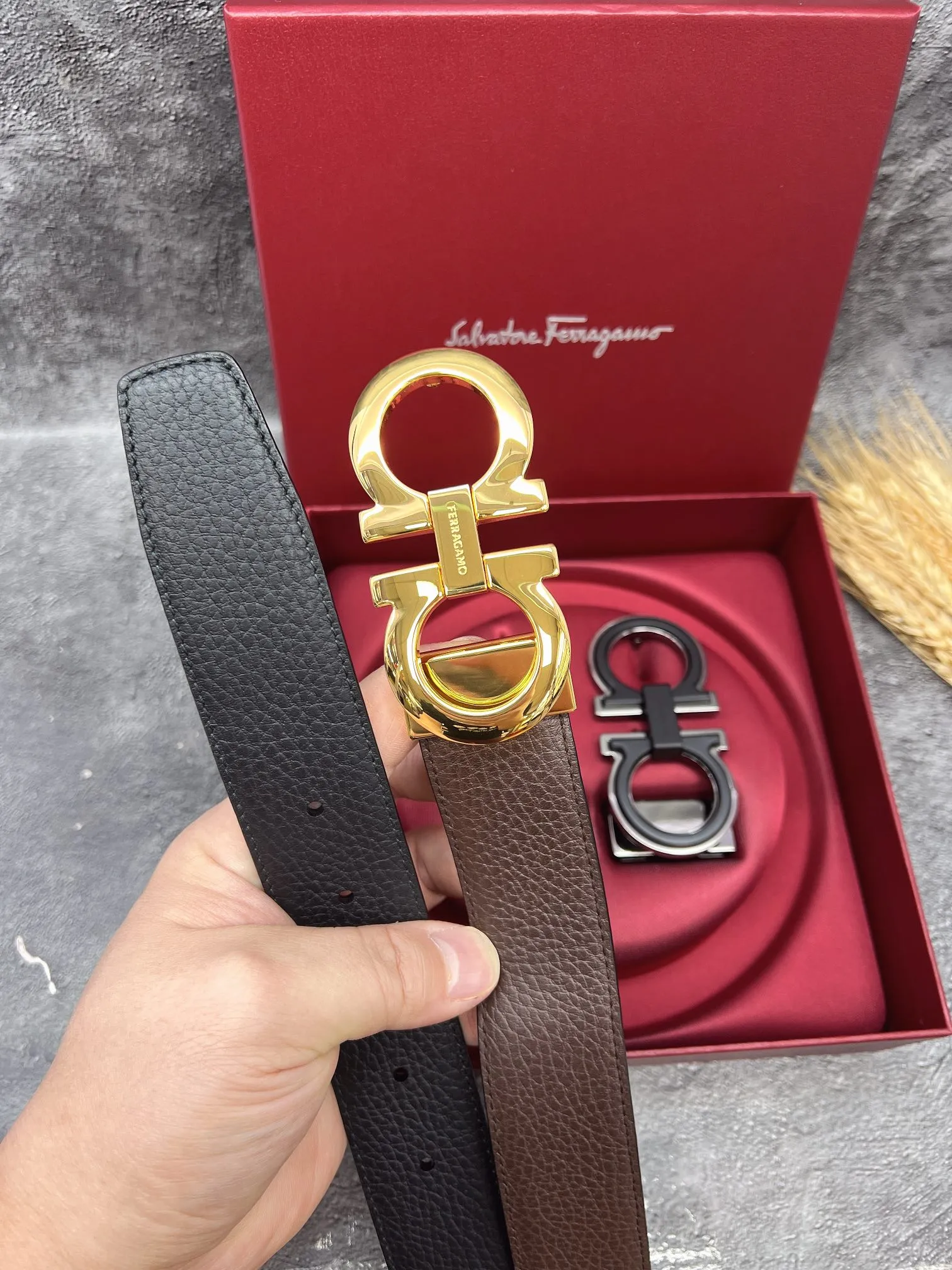 💰560💰Full set of packaging💰 💍Purchasing grade FERRAGAMO⚡️🌹Double-buckle series The same style as the official website for early autumn🎉 Width: 3.5CM Purchasing quality Double buckles can be used with each other Double-sided imported calfskin belt Supports chip scanning The length can be cut by yourself, giving you a counter-like experience 360-degree high-quality metal buckle with no dead ends, worn around the waist to perfectly reflect the quality of life⚡️🌹Gifts and personal use👍