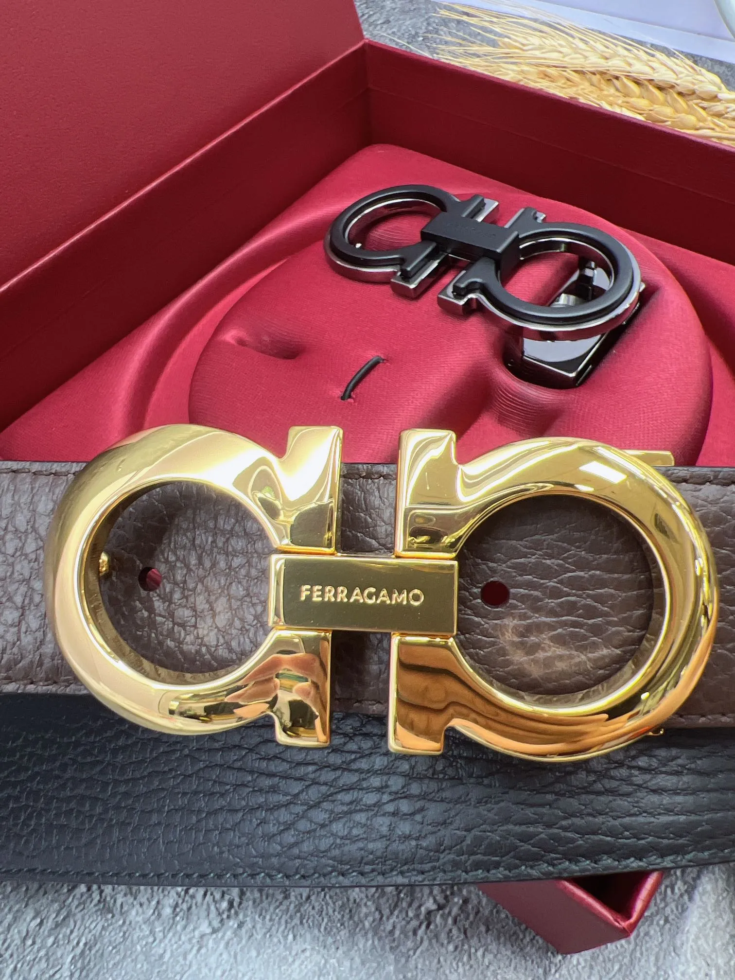 💰560💰Full set of packaging💰 💍Purchasing grade FERRAGAMO⚡️🌹Double-buckle series The same style as the official website for early autumn🎉 Width: 3.5CM Purchasing quality Double buckles can be used with each other Double-sided imported calfskin belt Supports chip scanning The length can be cut by yourself, giving you a counter-like experience 360-degree high-quality metal buckle with no dead ends, worn around the waist to perfectly reflect the quality of life⚡️🌹Gifts and personal use👍