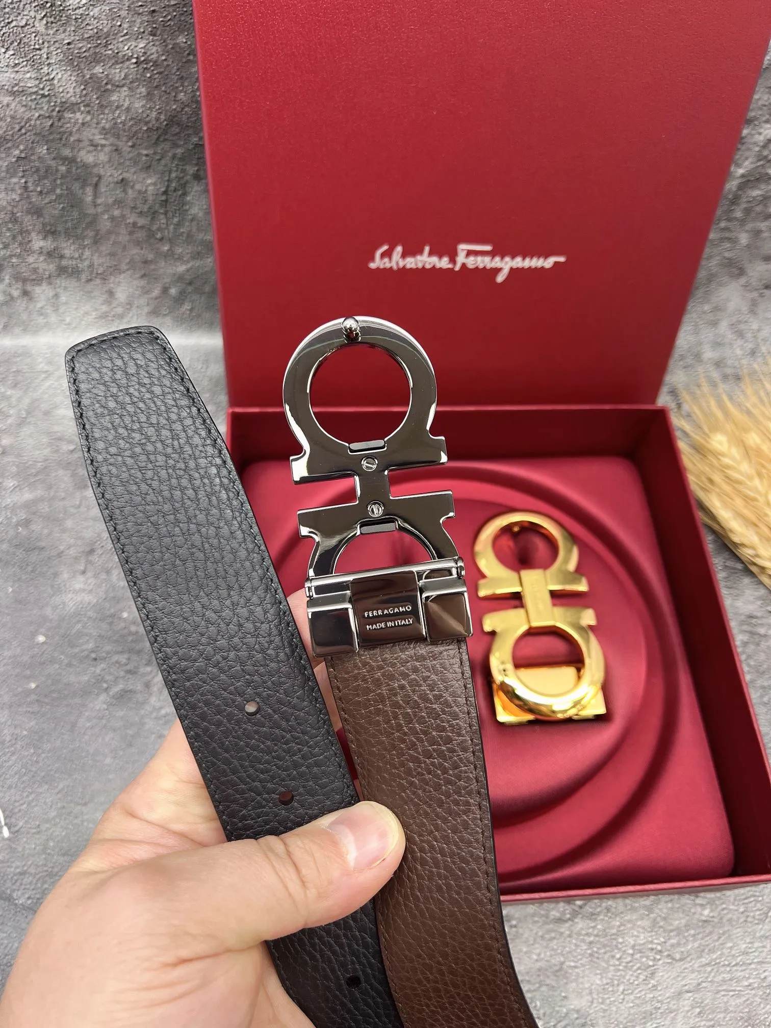 💰560💰Full set of packaging💰 💍Purchasing grade FERRAGAMO⚡️🌹Double-buckle series The same style as the official website for early autumn🎉 Width: 3.5CM Purchasing quality Double buckles can be used with each other Double-sided imported calfskin belt Supports chip scanning The length can be cut by yourself, giving you a counter-like experience 360-degree high-quality metal buckle with no dead ends, worn around the waist to perfectly reflect the quality of life⚡️🌹Gifts and personal use👍