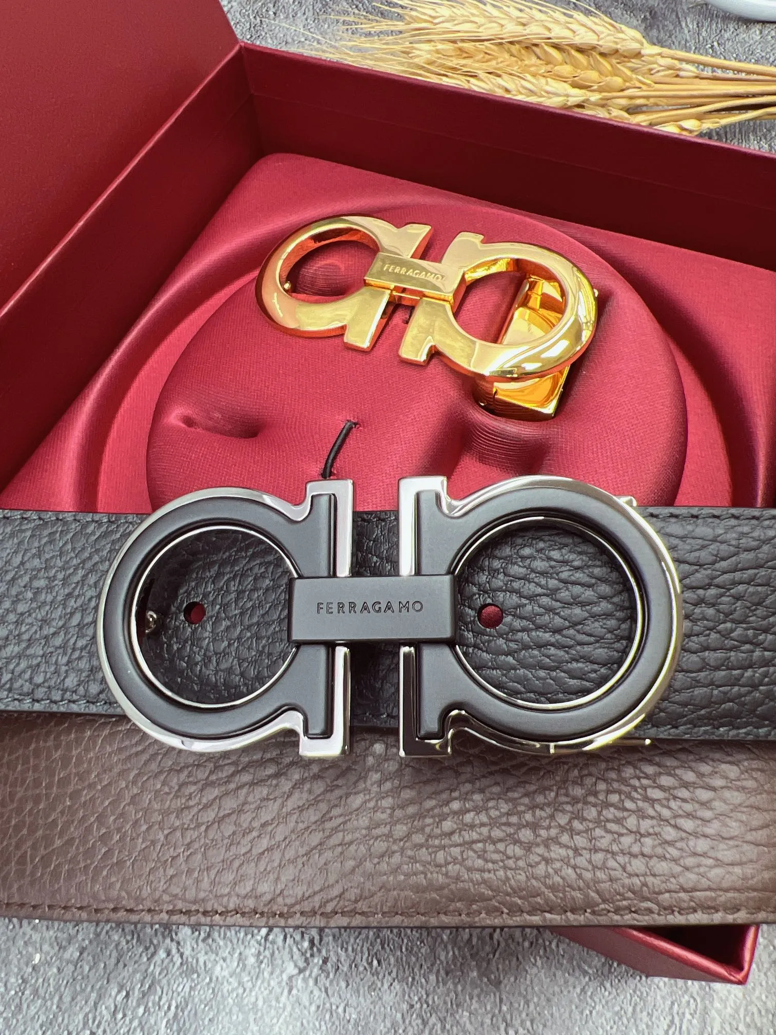 💰560💰Full set of packaging💰 💍Purchasing grade FERRAGAMO⚡️🌹Double-buckle series The same style as the official website for early autumn🎉 Width: 3.5CM Purchasing quality Double buckles can be used with each other Double-sided imported calfskin belt Supports chip scanning The length can be cut by yourself, giving you a counter-like experience 360-degree high-quality metal buckle with no dead ends, worn around the waist to perfectly reflect the quality of life⚡️🌹Gifts and personal use👍