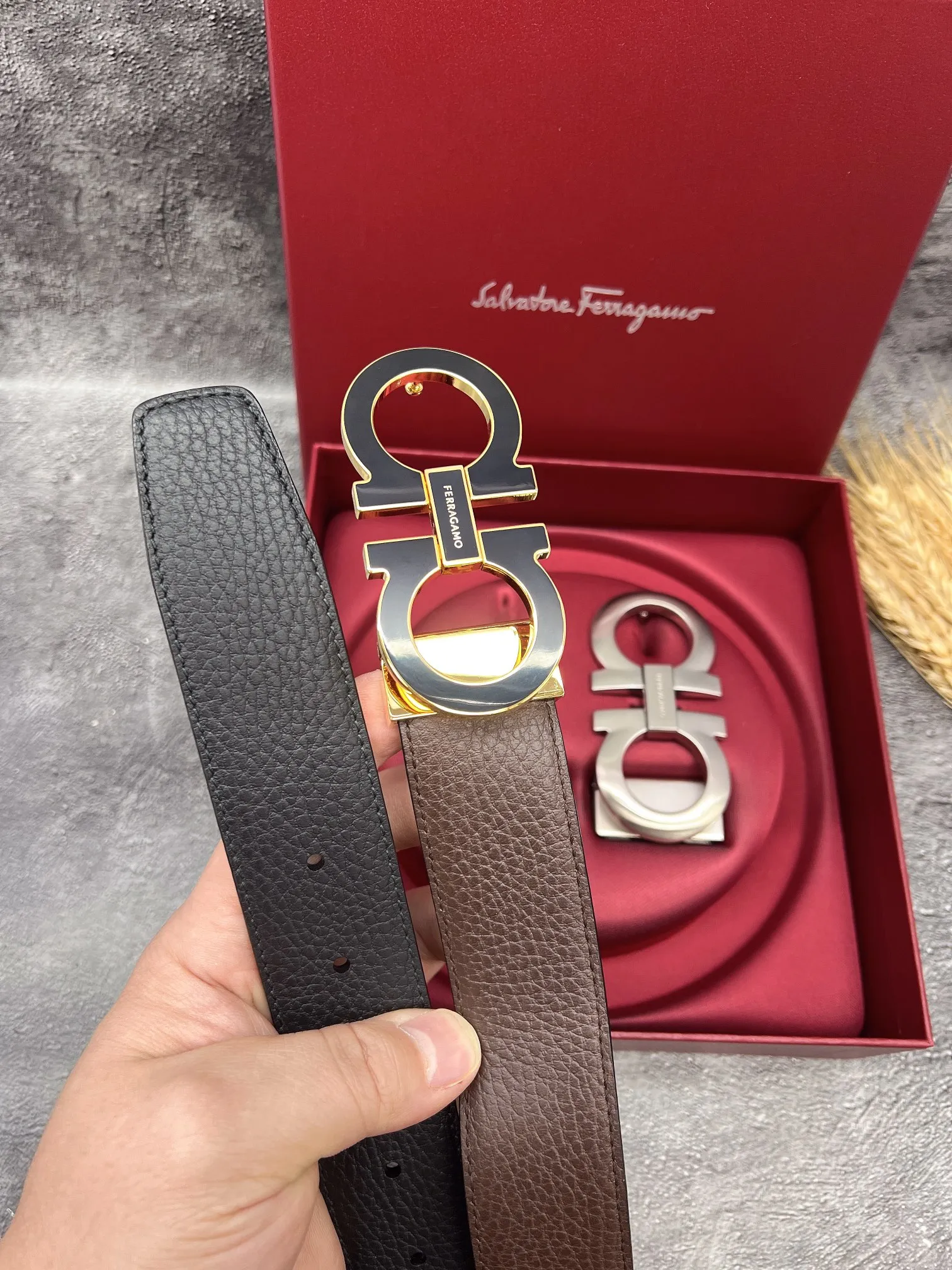 💰560💰Full set of packaging💰 💍Purchasing grade FERRAGAMO⚡️🌹Double-buckle series The same style as the official website for early autumn🎉 Width: 3.5CM Purchasing quality Double buckles can be used with each other Double-sided imported calfskin belt Supports chip scanning The length can be cut by yourself, giving you a counter-like experience 360-degree high-quality metal buckle with no dead ends, worn around the waist to perfectly reflect the quality of life⚡️🌹Gifts and personal use👍