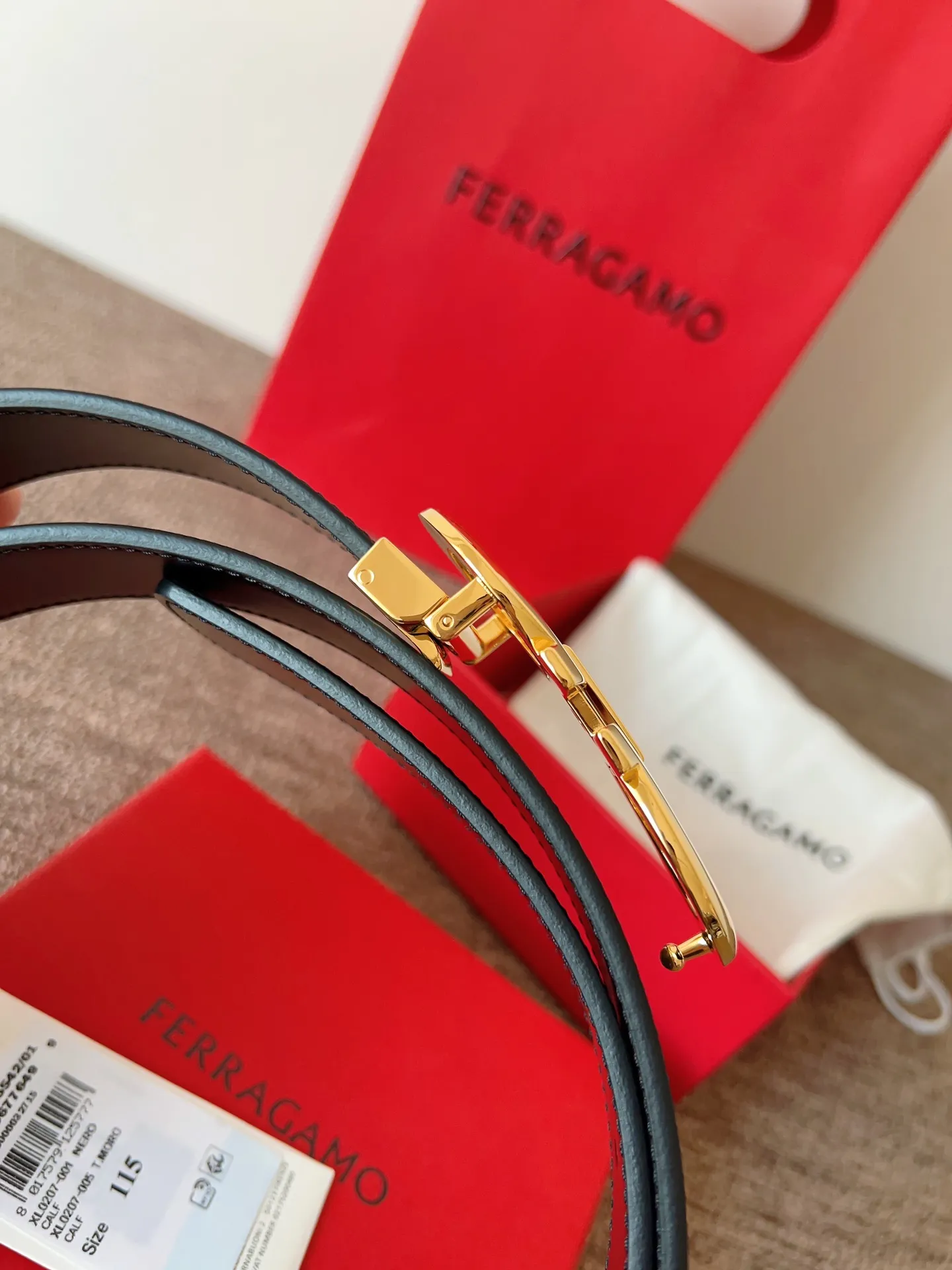 A Ferragamo belt that will never go out of style after several years of use, with original leather, high-quality buckles and brand new packaging. 💰760