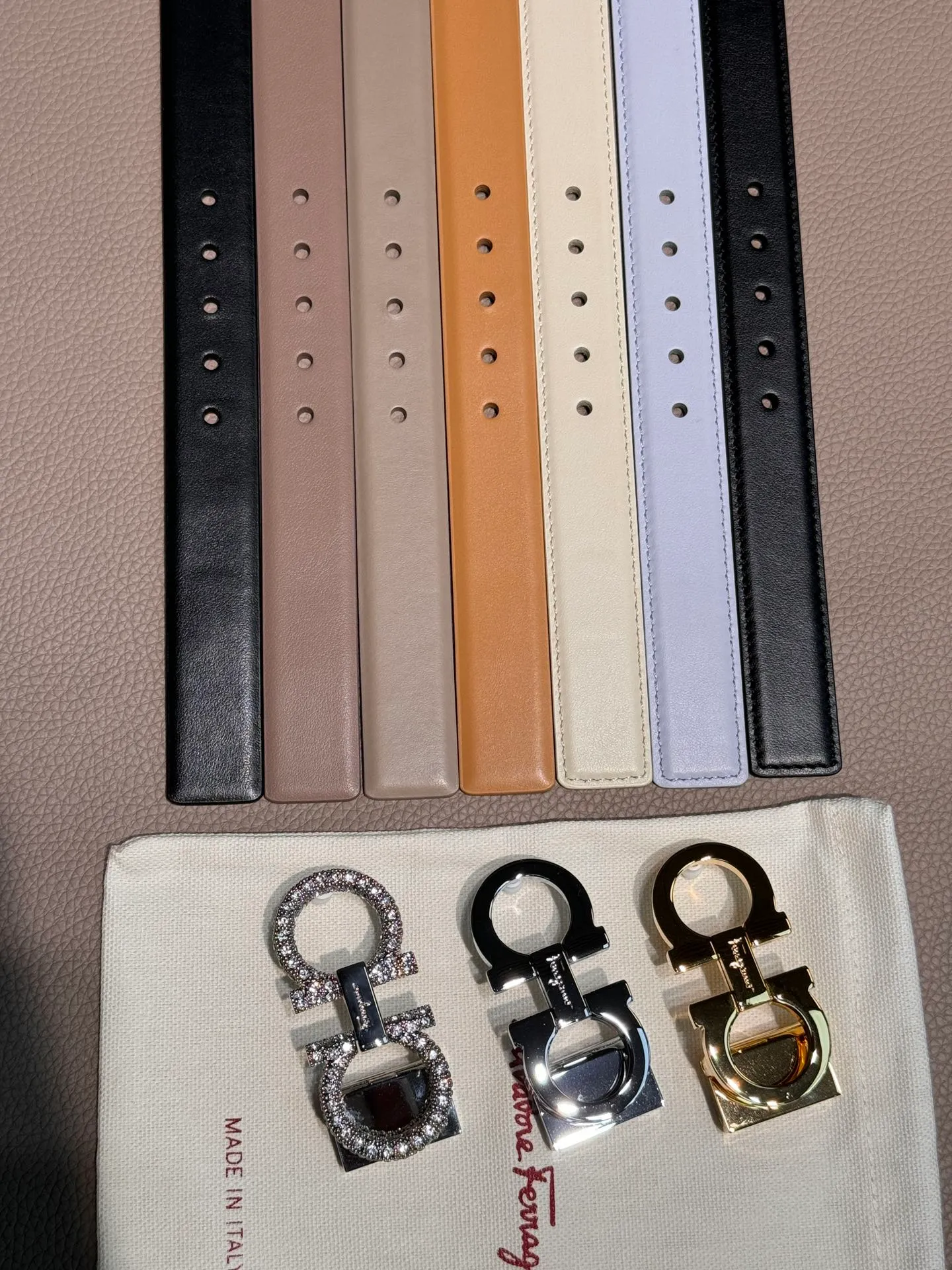 Ferragamo women's 2.5cm reversible belt is reversible and can be used perfectly in any style. The classic style will never go out of style.