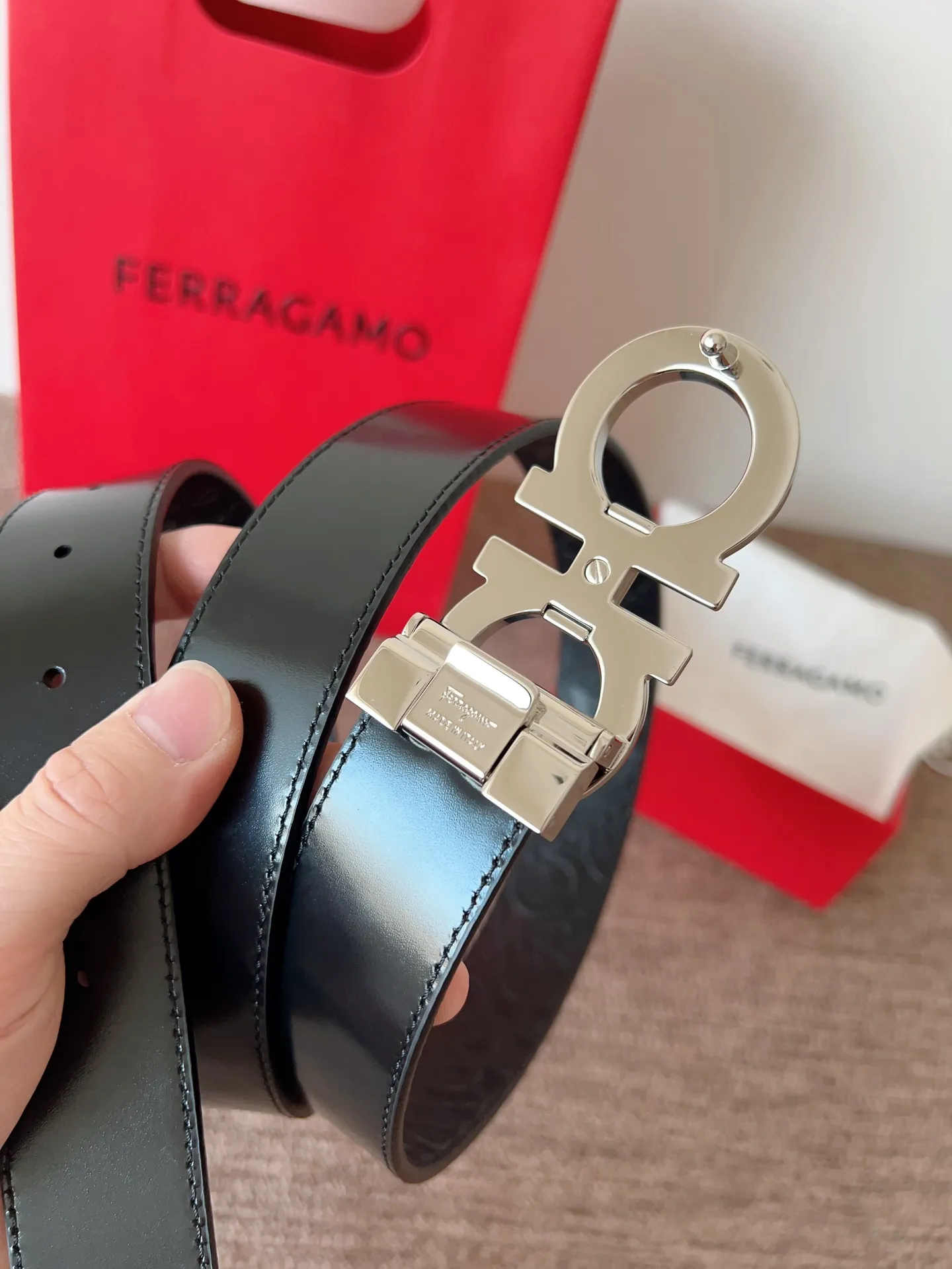 A Ferragamo belt that will never go out of style after several years of use, with original leather, high-quality buckles and brand new packaging. 💰760
