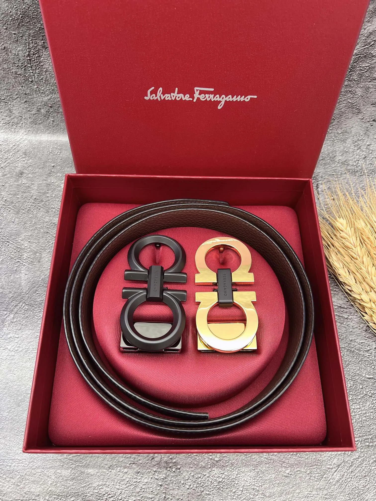 💰560💰Full set of packaging💰 💍Purchasing grade FERRAGAMO⚡️🌹Double-buckle series The same style as the official website for early autumn🎉 Width: 3.5CM Purchasing quality Double buckles can be used with each other Double-sided imported calfskin belt Supports chip scanning The length can be cut by yourself, giving you a counter-like experience 360-degree high-quality metal buckle with no dead ends, worn around the waist to perfectly reflect the quality of life⚡️🌹Gifts and personal use👍