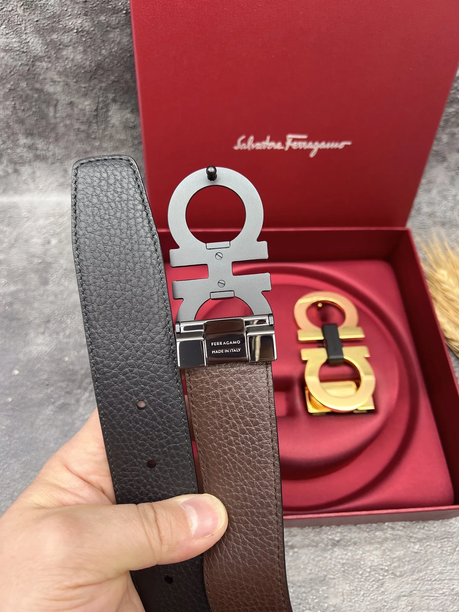 💰560💰Full set of packaging💰 💍Purchasing grade FERRAGAMO⚡️🌹Double-buckle series The same style as the official website for early autumn🎉 Width: 3.5CM Purchasing quality Double buckles can be used with each other Double-sided imported calfskin belt Supports chip scanning The length can be cut by yourself, giving you a counter-like experience 360-degree high-quality metal buckle with no dead ends, worn around the waist to perfectly reflect the quality of life⚡️🌹Gifts and personal use👍