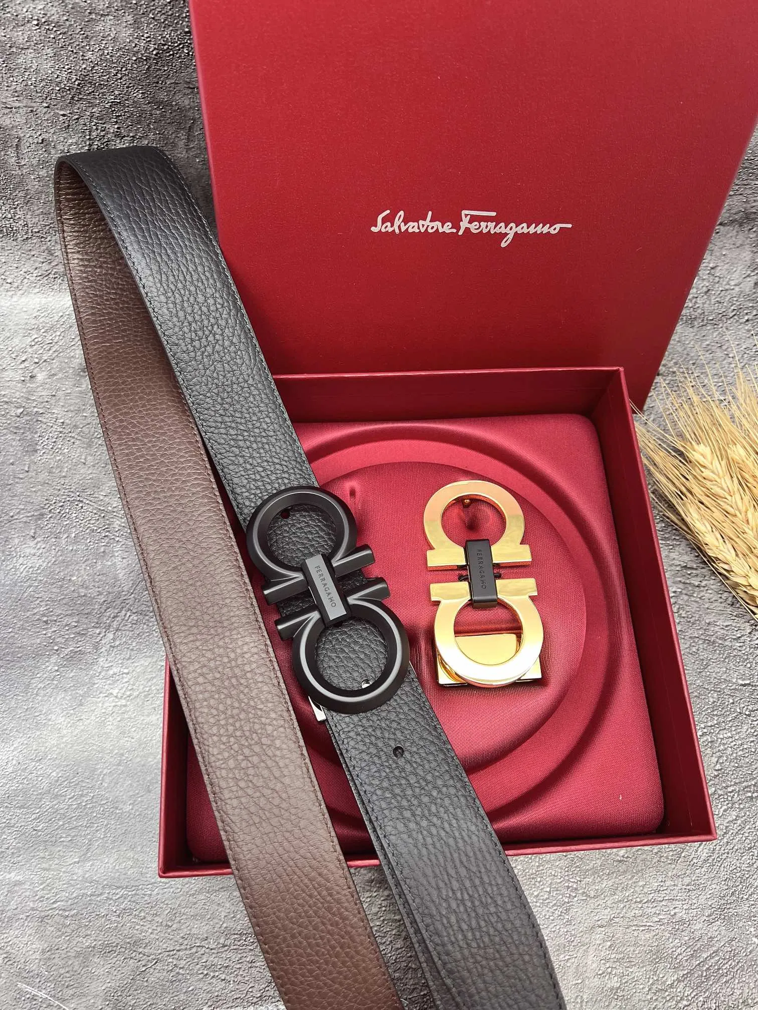 💰560💰Full set of packaging💰 💍Purchasing grade FERRAGAMO⚡️🌹Double-buckle series The same style as the official website for early autumn🎉 Width: 3.5CM Purchasing quality Double buckles can be used with each other Double-sided imported calfskin belt Supports chip scanning The length can be cut by yourself, giving you a counter-like experience 360-degree high-quality metal buckle with no dead ends, worn around the waist to perfectly reflect the quality of life⚡️🌹Gifts and personal use👍