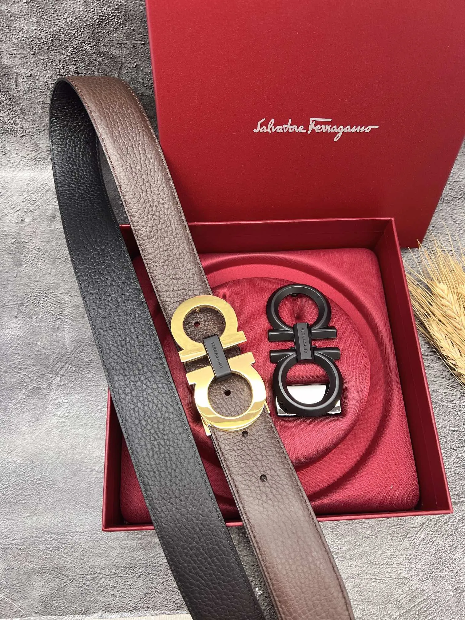 💰560💰Full set of packaging💰 💍Purchasing grade FERRAGAMO⚡️🌹Double-buckle series The same style as the official website for early autumn🎉 Width: 3.5CM Purchasing quality Double buckles can be used with each other Double-sided imported calfskin belt Supports chip scanning The length can be cut by yourself, giving you a counter-like experience 360-degree high-quality metal buckle with no dead ends, worn around the waist to perfectly reflect the quality of life⚡️🌹Gifts and personal use👍
