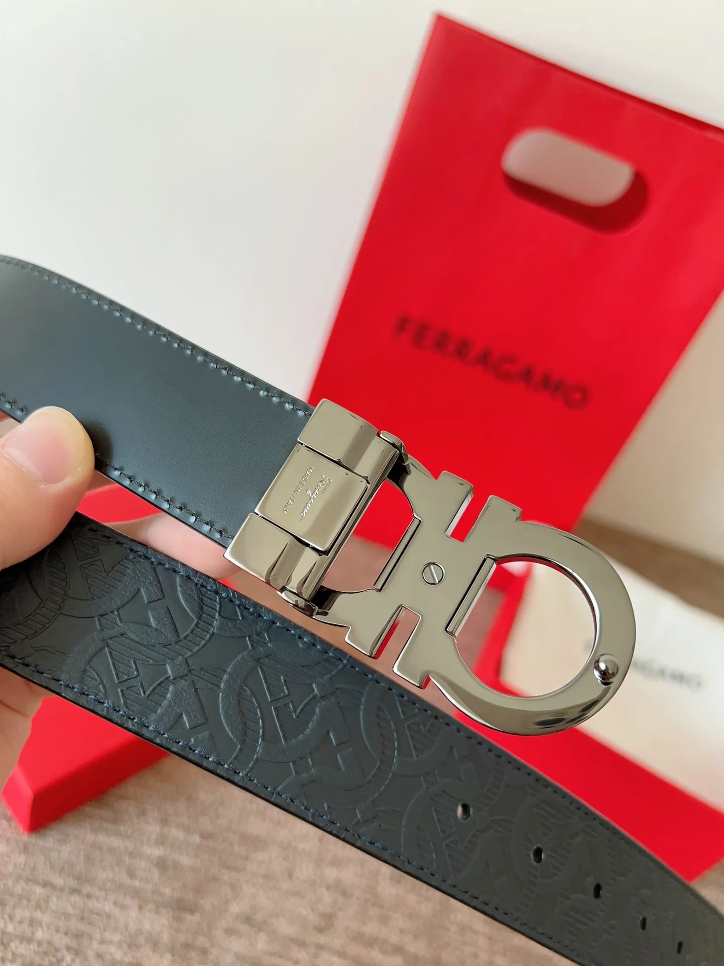 A Ferragamo belt that will never go out of style after several years of use, with original leather, high-quality buckles and brand new packaging. 💰760