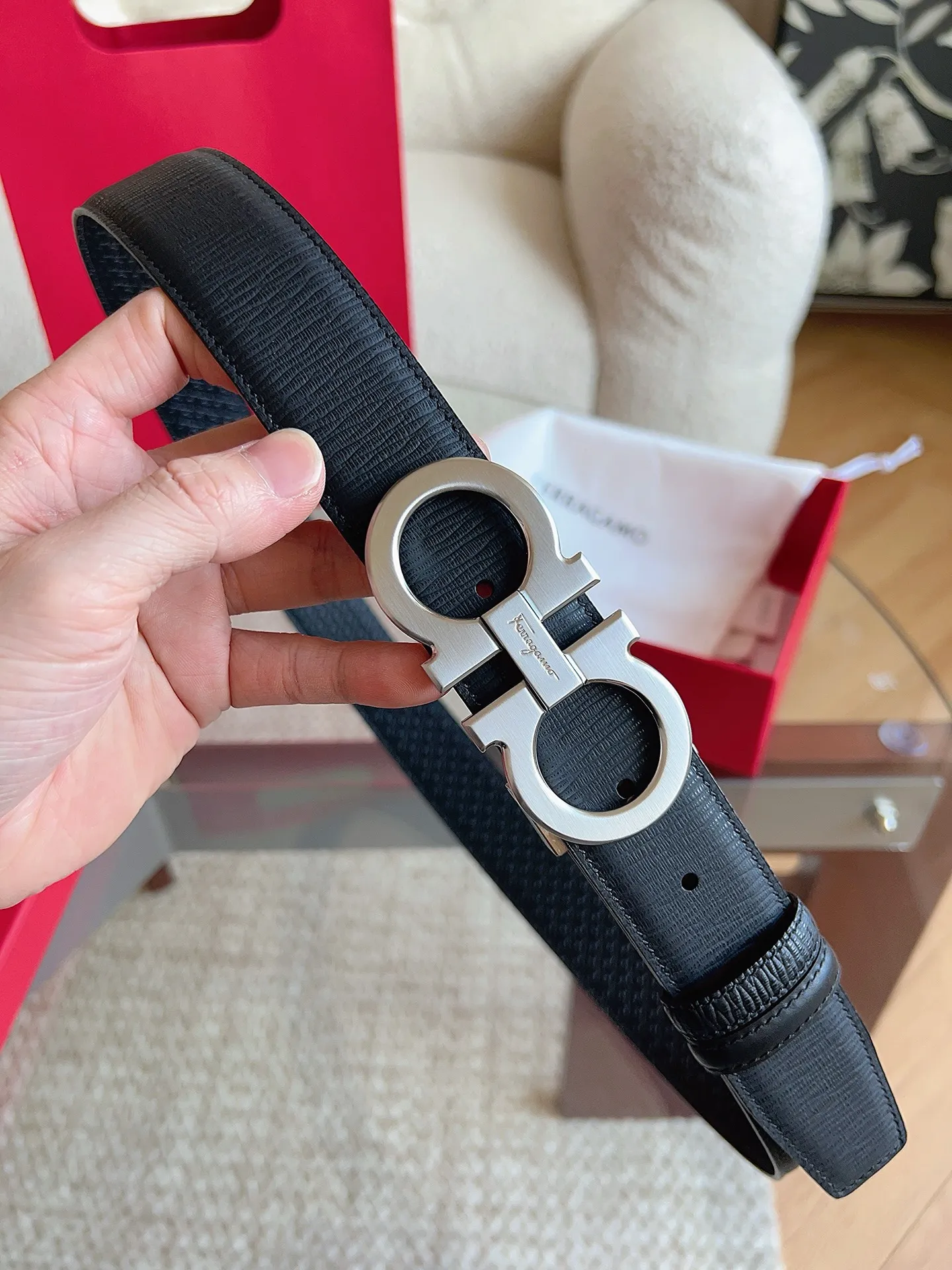 💰440💰Full package💰 💍Purchasing agent Ferragamo (2026 early spring style), the belt is made of first-layer cowhide with special processing, highlighting the natural grain, and using modern and elegant colors to reinterpret men's classic items. The double-sided design complements the Gancini double buckle, creating a flexible and versatile piece. The length is adjustable for a tailor-made fit. Belt width: 3.5cm